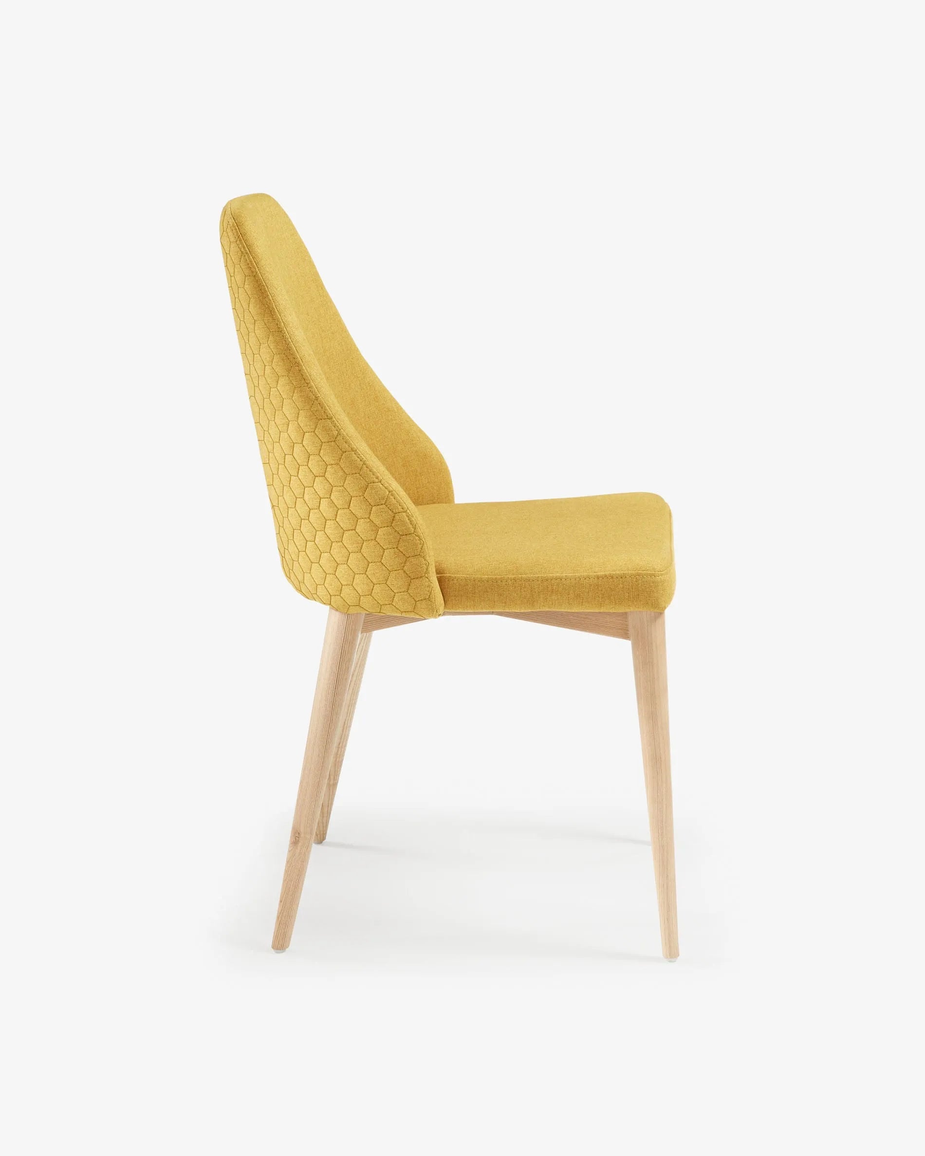Der Rosie Stuhl in Senf vereint modernes Design mit Komfort. Massives Eschenholz und ergonomische Form bieten Stil und Bequemlichkeit.