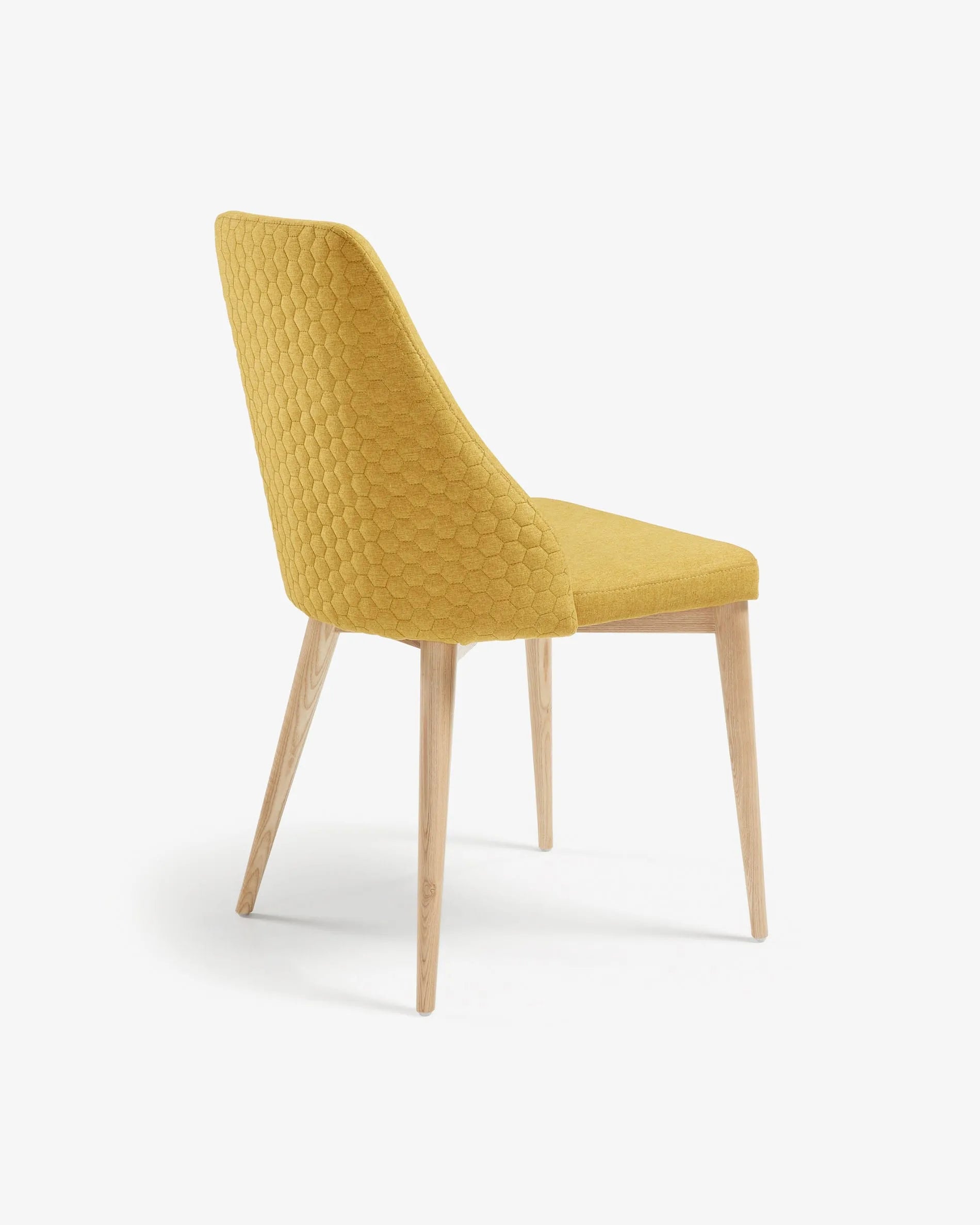 Der Rosie Stuhl in Senf vereint modernes Design mit Komfort. Massives Eschenholz und ergonomische Form bieten Stil und Bequemlichkeit.