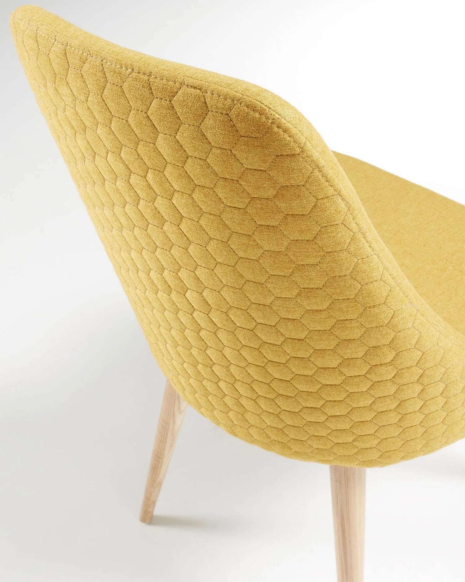 Der Rosie Stuhl in Senf vereint modernes Design mit Komfort. Massives Eschenholz und ergonomische Form bieten Stil und Bequemlichkeit.