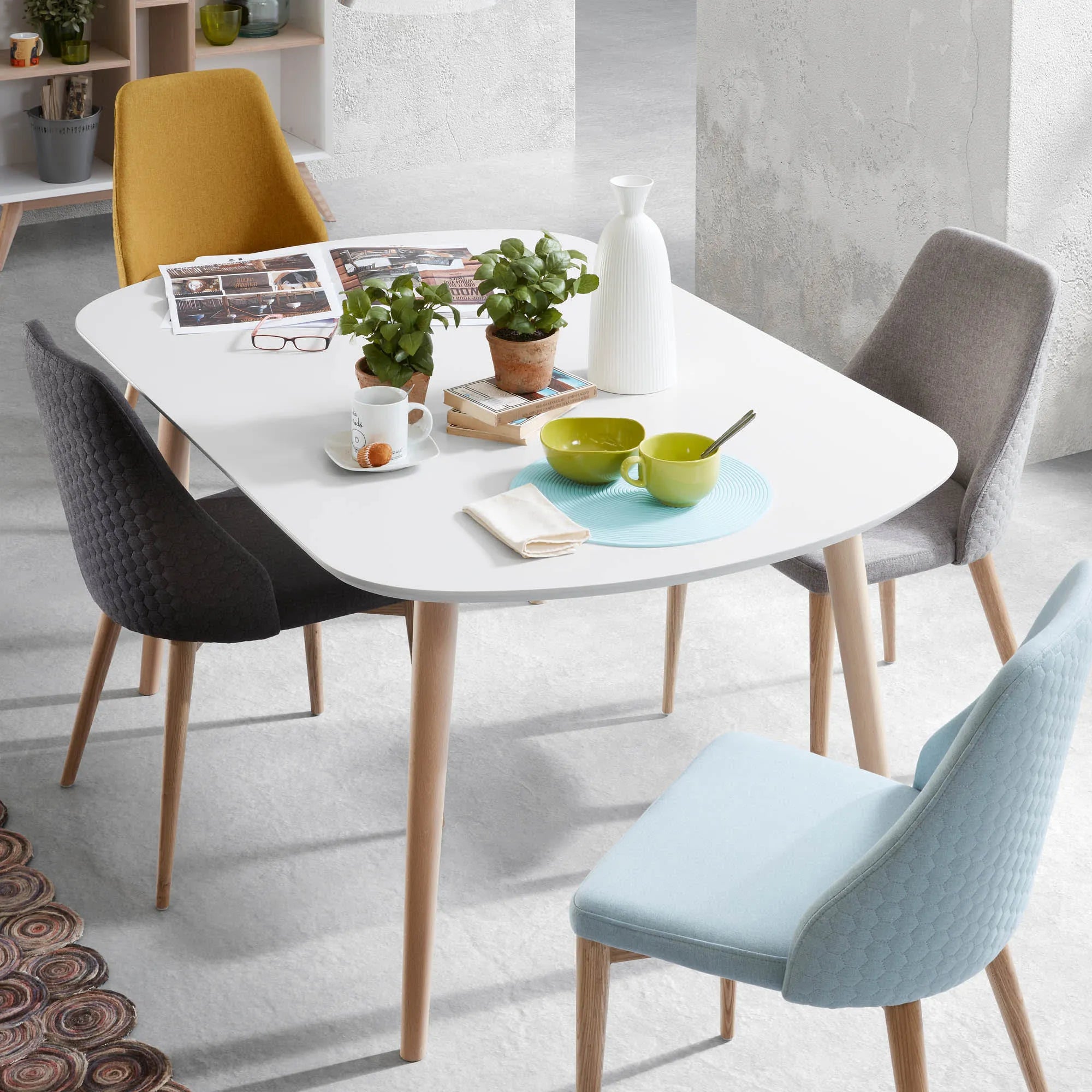Der Rosie Stuhl in Senf vereint modernes Design mit Komfort. Massives Eschenholz und ergonomische Form bieten Stil und Bequemlichkeit.