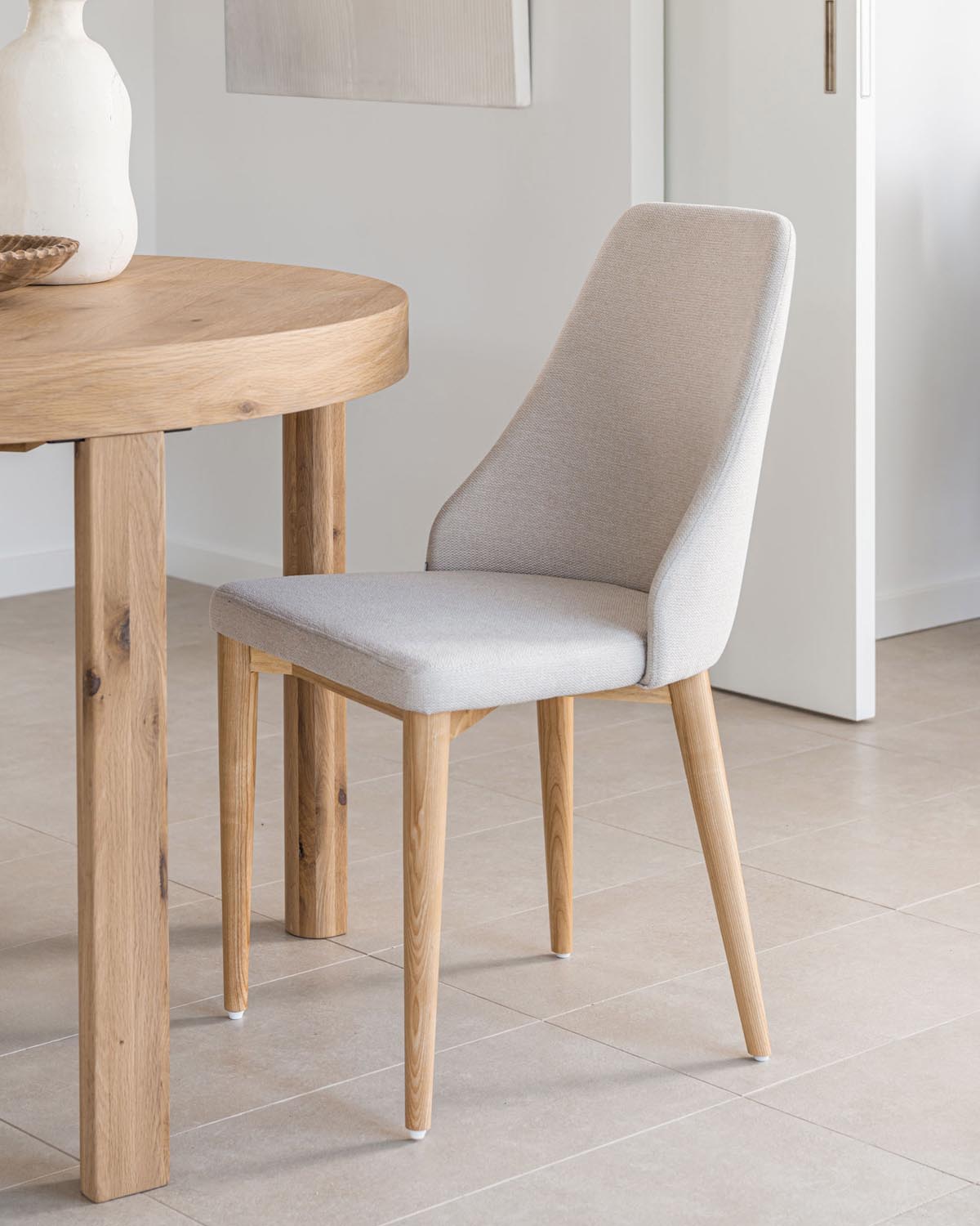 Rosie Stuhl aus beiger Chenille mit Beinen aus massiver Esche mit natürlichem Finish