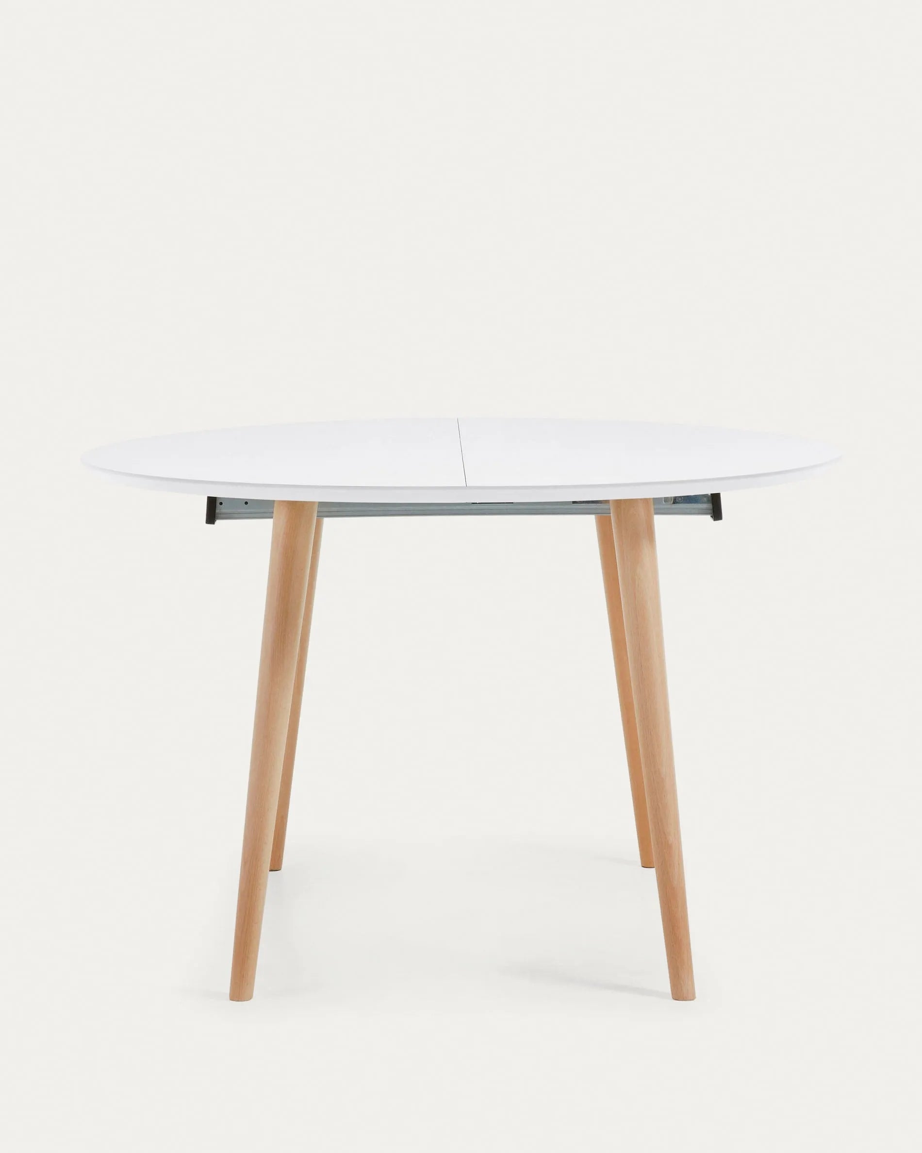 Moderner runder Ausziehtisch Oqui von Kave Home, weiße MDF-Platte, massive Buchenbeine, 120-200 cm, stilvoll und funktional.