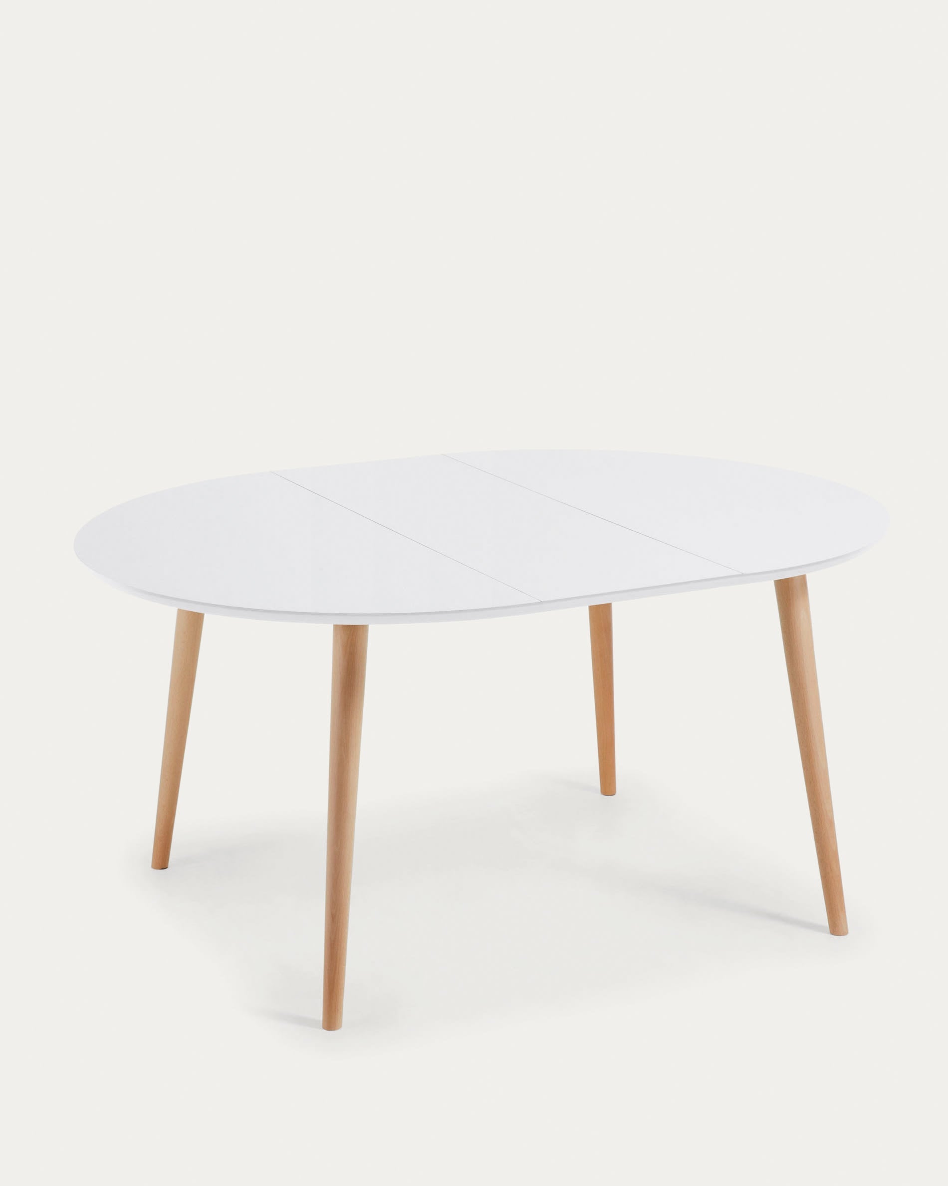 Runder Ausziehtisch Oqui von Kave Home, weiße MDF-Tischplatte, Beine aus massiver Buche, 120-200 cm, modern und vielseitig.