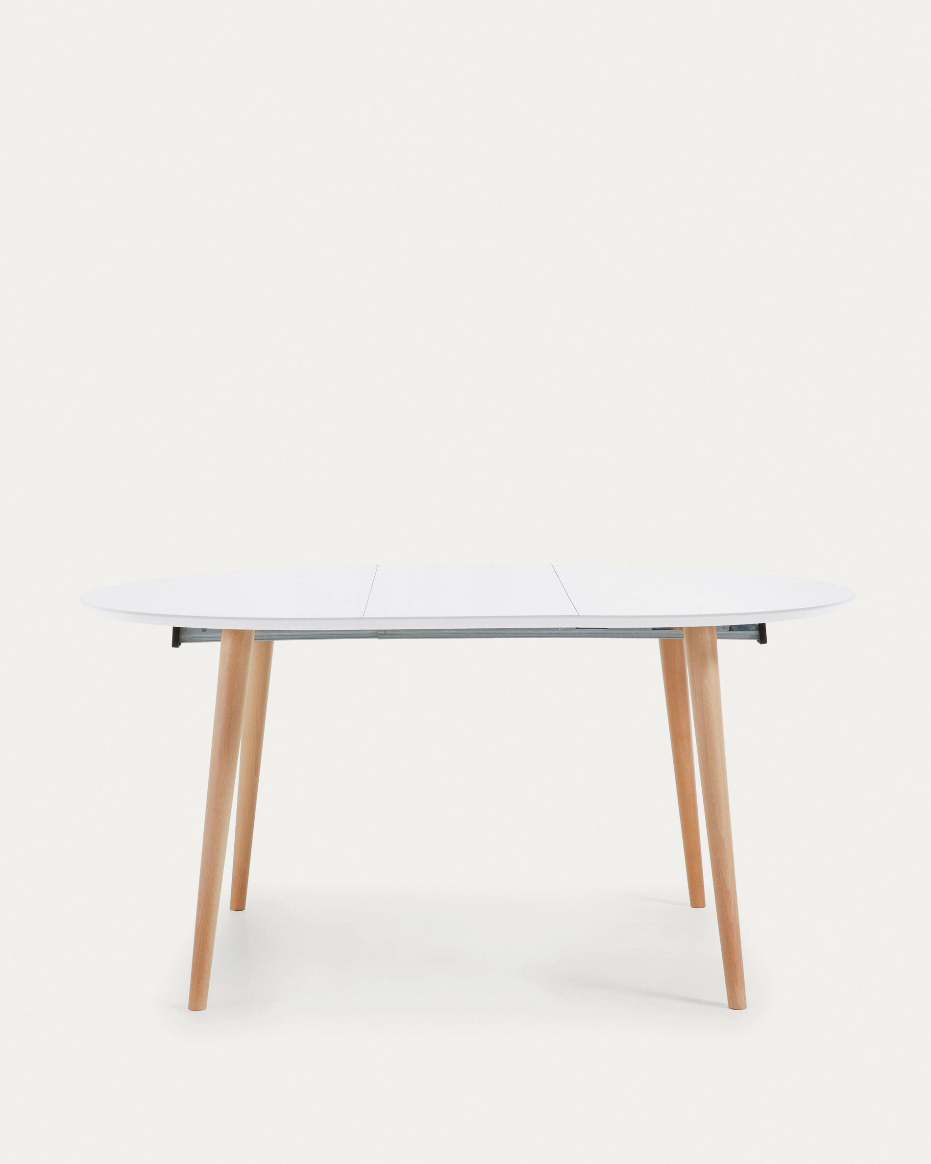 Moderner runder Ausziehtisch Oqui von Kave Home, weiße MDF-Platte, massive Buchenbeine, 120-200 cm, stilvoll und funktional.