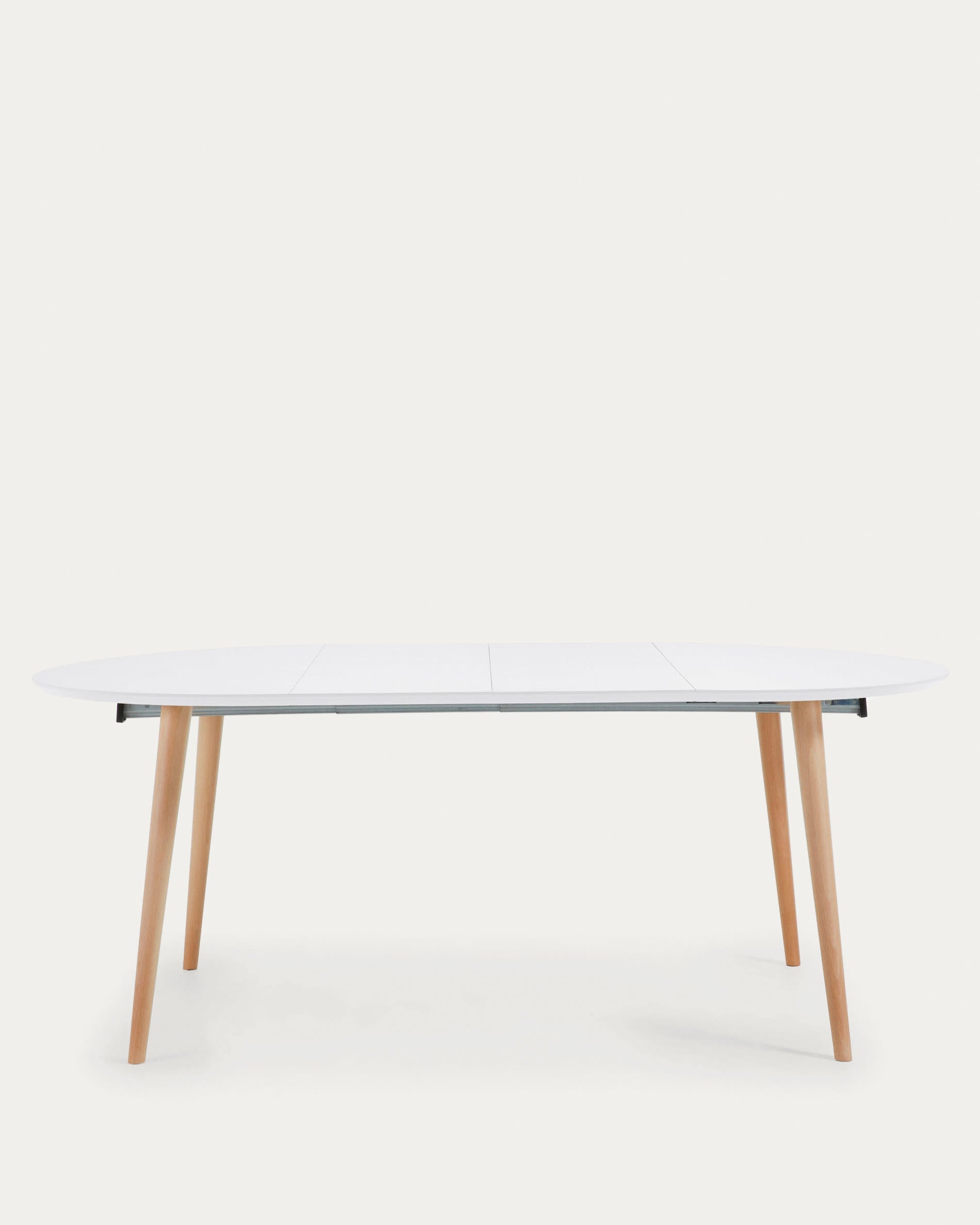 Moderner runder Ausziehtisch Oqui von Kave Home, weiße MDF-Platte, massive Buchenbeine, 120-200 cm, stilvoll und funktional.
