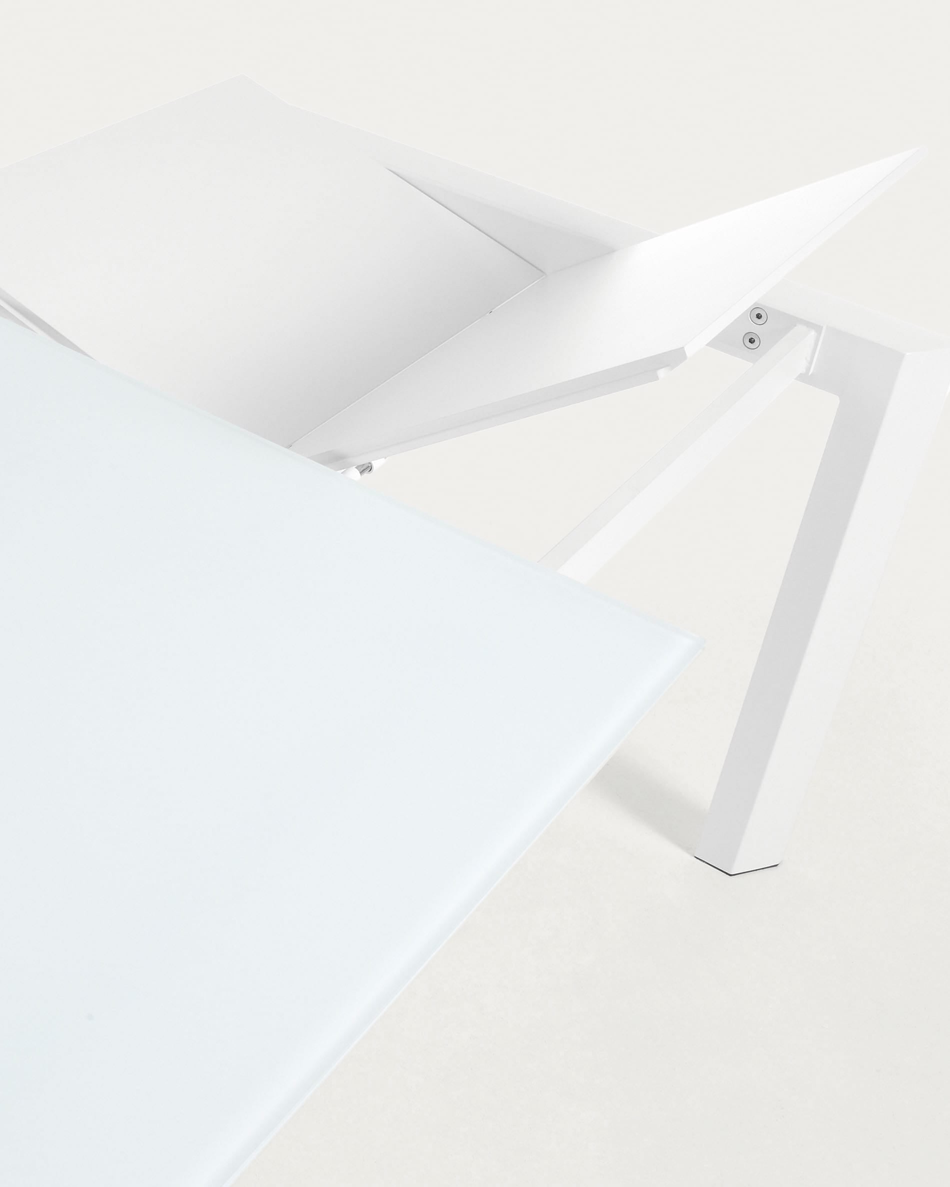 Moderner Axis Ausziehtisch mit weißer Glasplatte und Stahlbeinen, ausziehbar von 120 auf 180 cm, ideal für stilvolle Essbereiche.