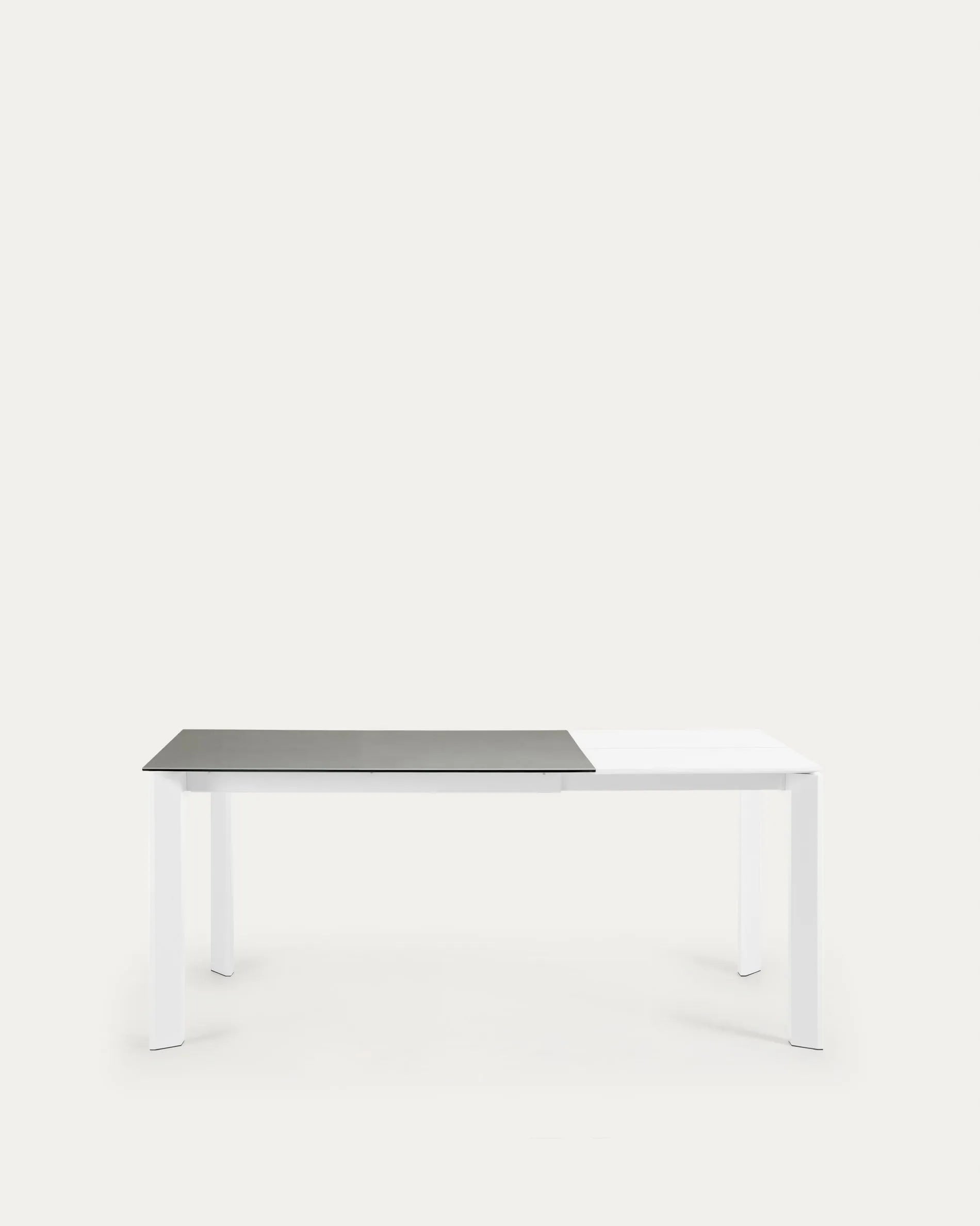 Moderner Ausziehtisch mit robuster Feinsteinzeugplatte und weißen Stahlbeinen, flexibel von 120 auf 180 cm erweiterbar.