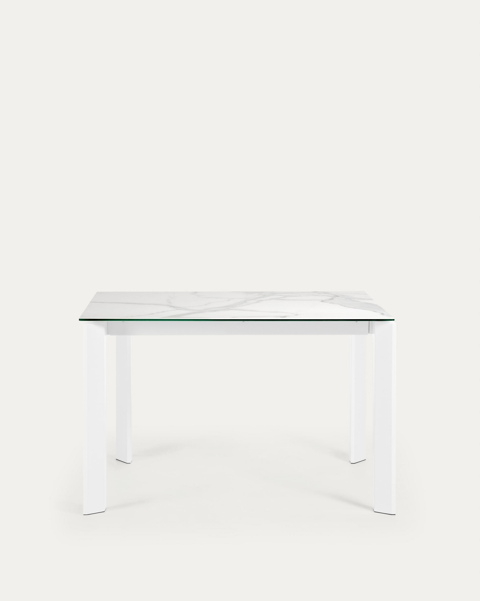 Moderner Tisch Axis mit weißen Beinen, erhältlich in 120 oder 180 cm Länge, ideal für stilvolle Wohnräume.