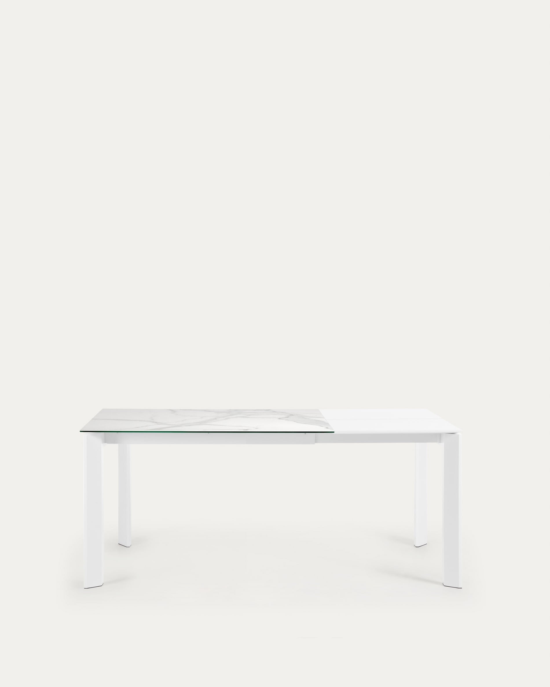 Eleganter Axis Tisch mit weißen Beinen, in 120 oder 180 cm Länge, perfekt für moderne und stilvolle Wohnbereiche.