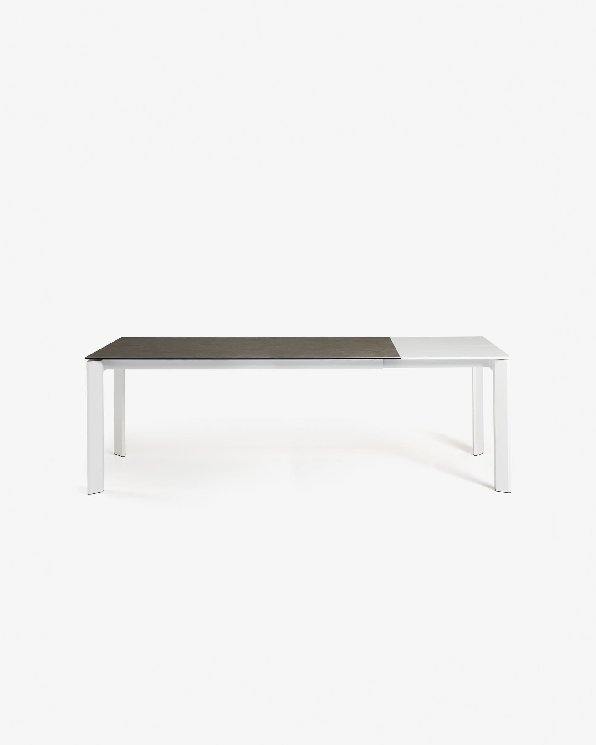 Eleganter Ausziehtisch mit Feinsteinzeugplatte in Vulcano Ceniza Finish und weißen Stahlbeinen, ausziehbar von 140 auf 200 cm.