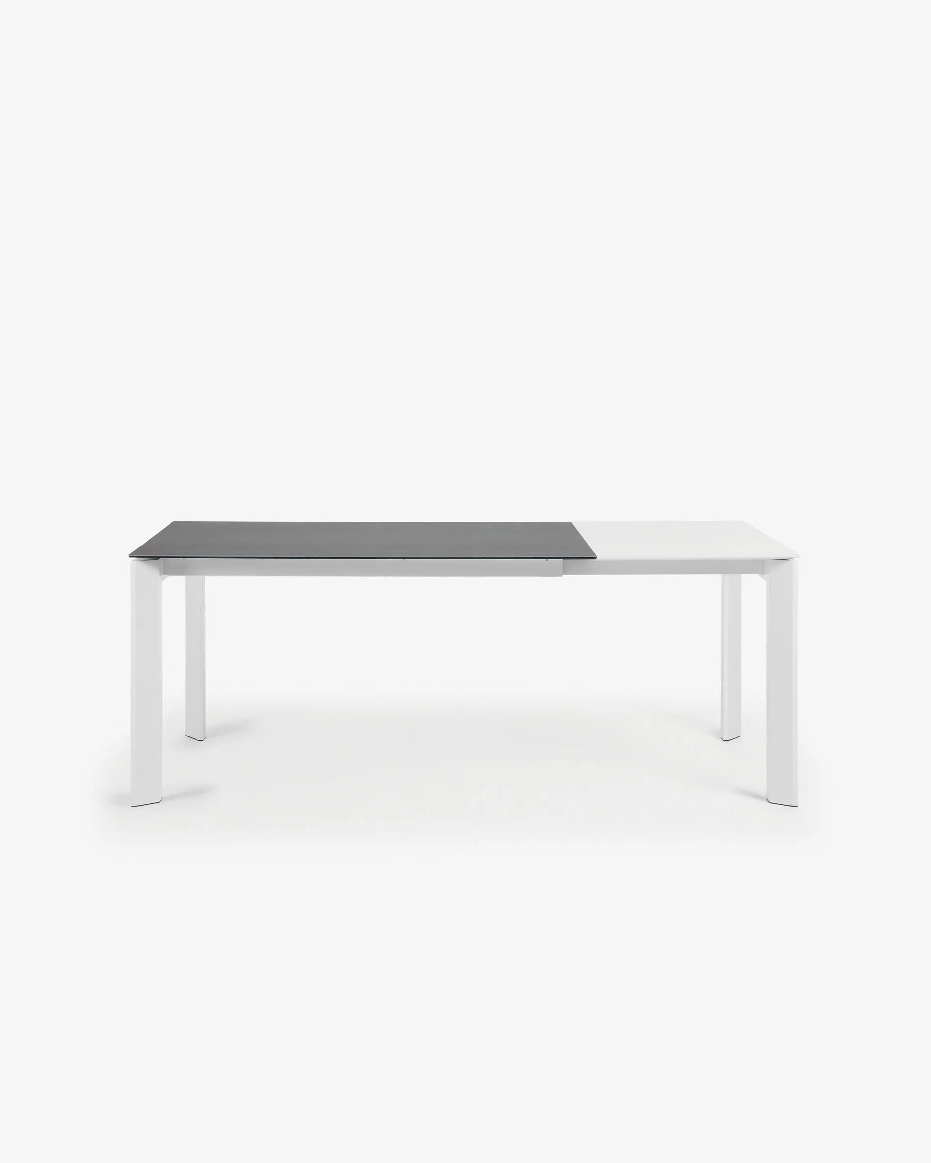 Moderner Ausziehtisch mit robuster Feinsteinzeugplatte in Vulcano Roca Optik und eleganten weißen Beinen.