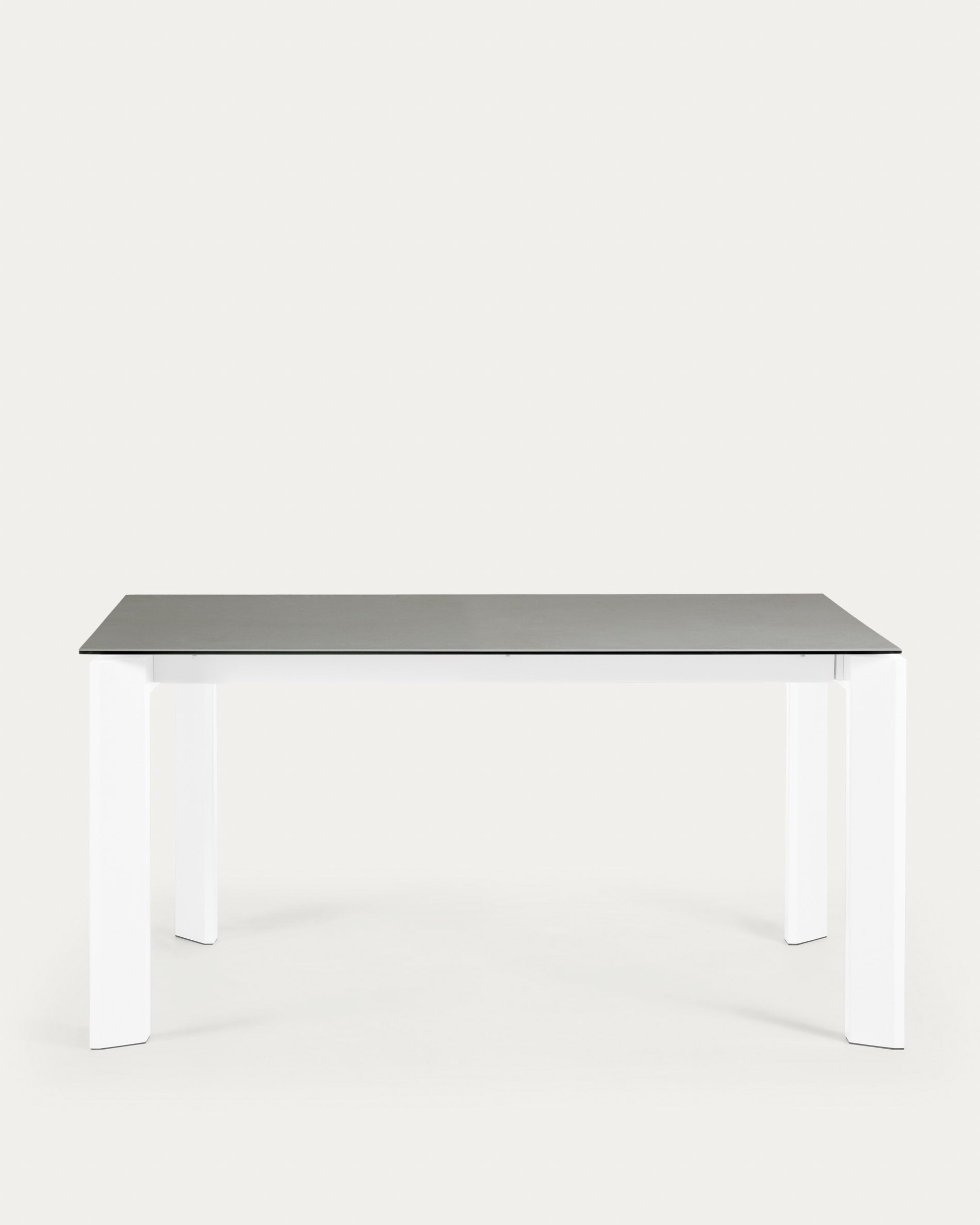 Moderner Axis Ausziehtisch mit Hydra Plomo Feinsteinzeugplatte und weissen Beinen, 160-220 cm, von Kave Home.