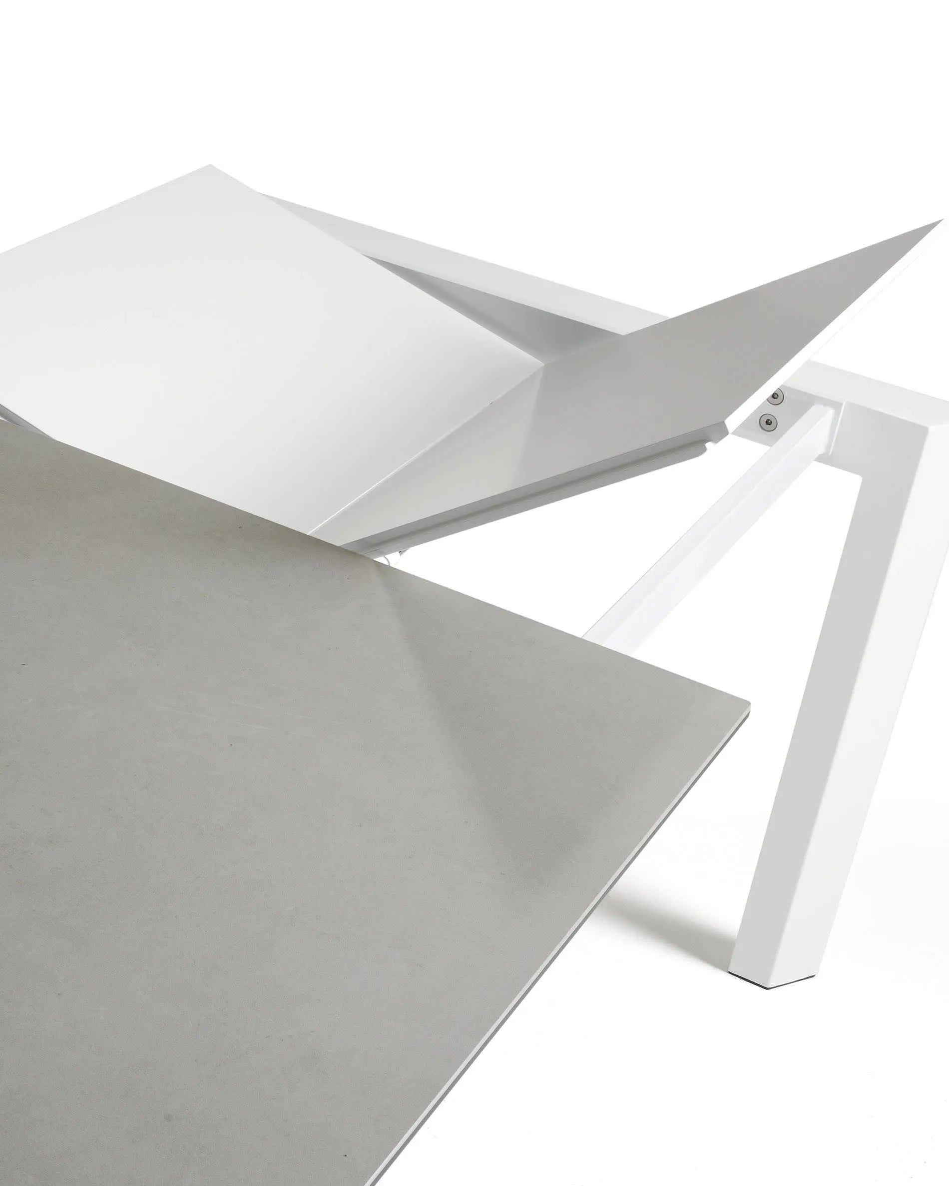 Moderner Ausziehtisch mit robuster Feinsteinzeugplatte und weißen Beinen, flexibel von 160 auf 220 cm erweiterbar.