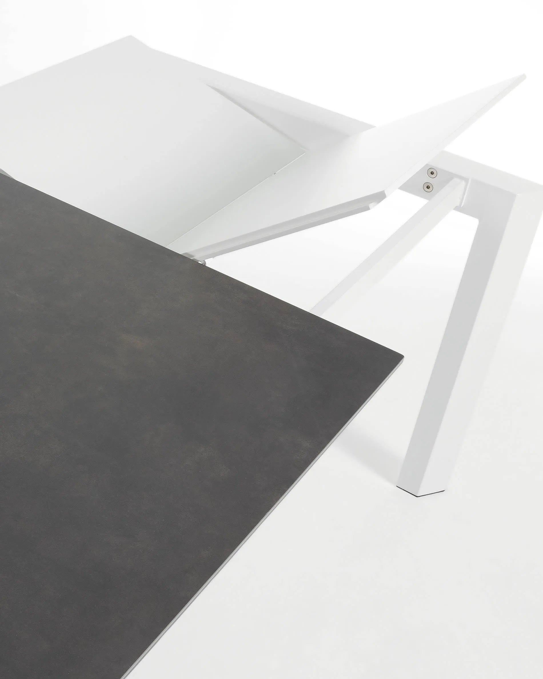 Eleganter Ausziehtisch mit Feinsteinzeugplatte in Vulcano Roca, weiße Beine, erweiterbar von 160 auf 220 cm.