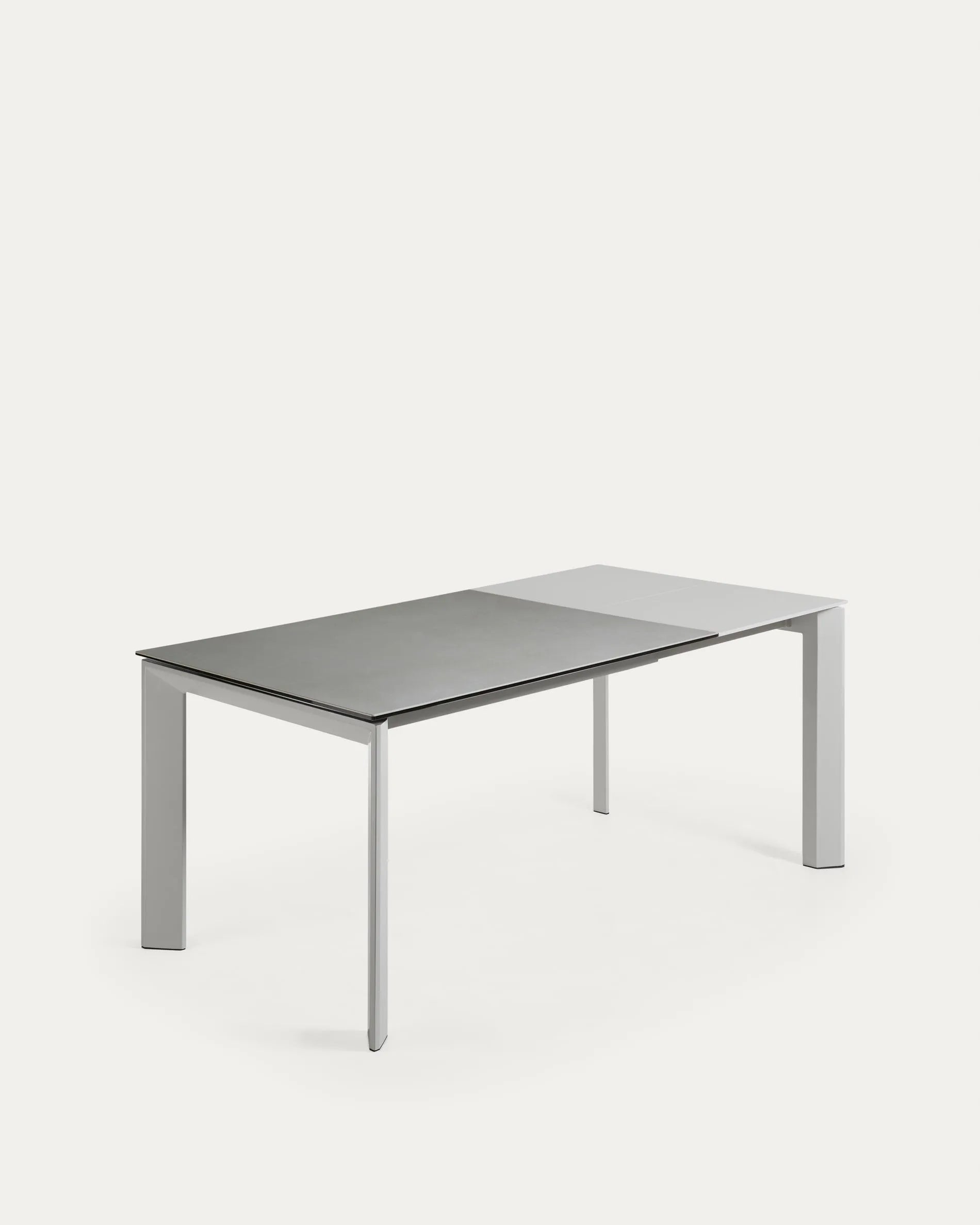 Moderner Ausziehtisch mit robuster Feinsteinzeugplatte und grauen Stahlbeinen, erweiterbar von 120 auf 180 cm.