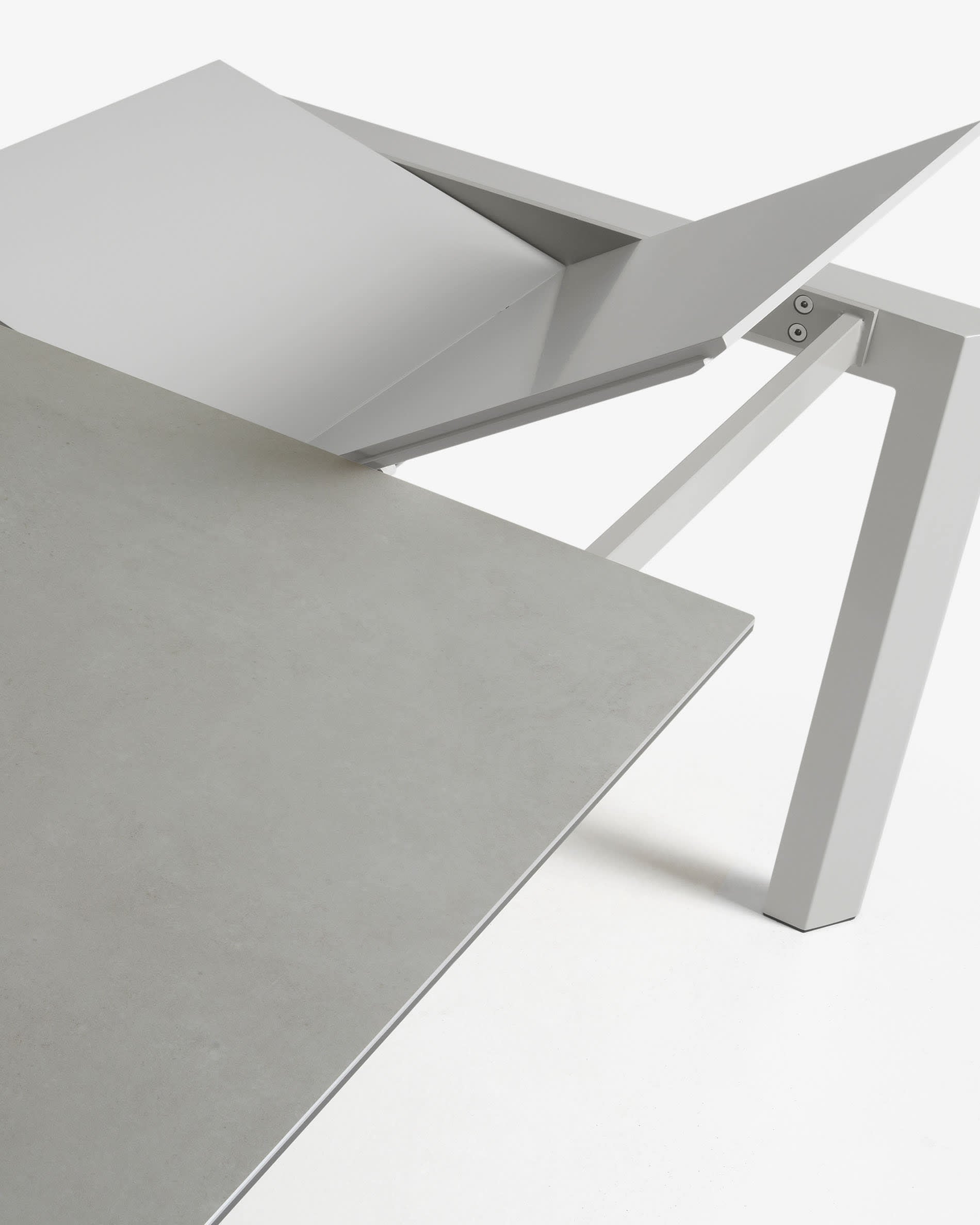 Moderner Axis Ausziehtisch von Kave Home mit robuster Feinsteinzeugplatte und stabilen Stahlbeinen, ideal für gesellige Anlässe.