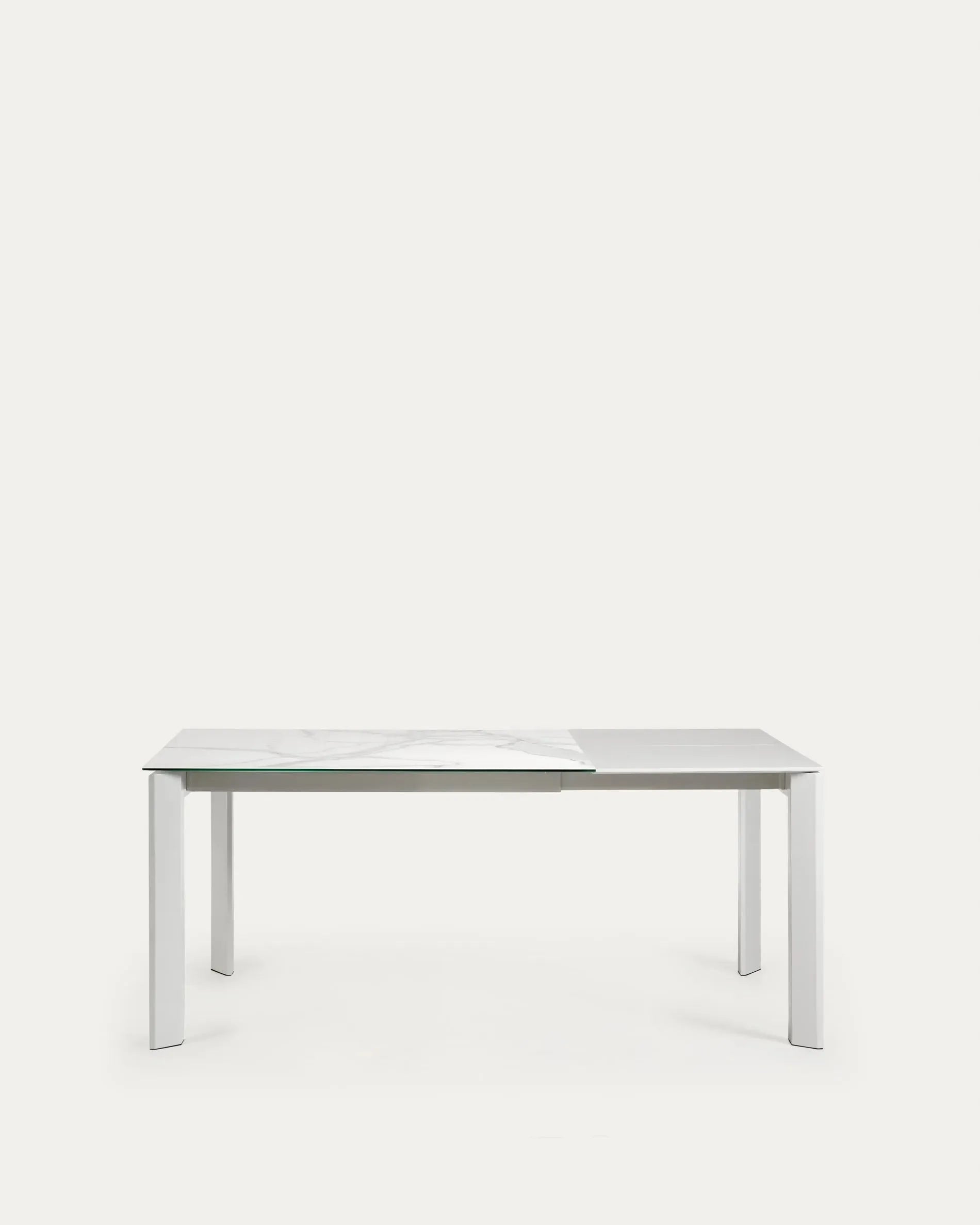 Moderner Axis Ausziehtisch mit Kalos Blanco Feinsteinzeugplatte und grauen Beinen, 120-180 cm, ideal für stilvolle Räume.