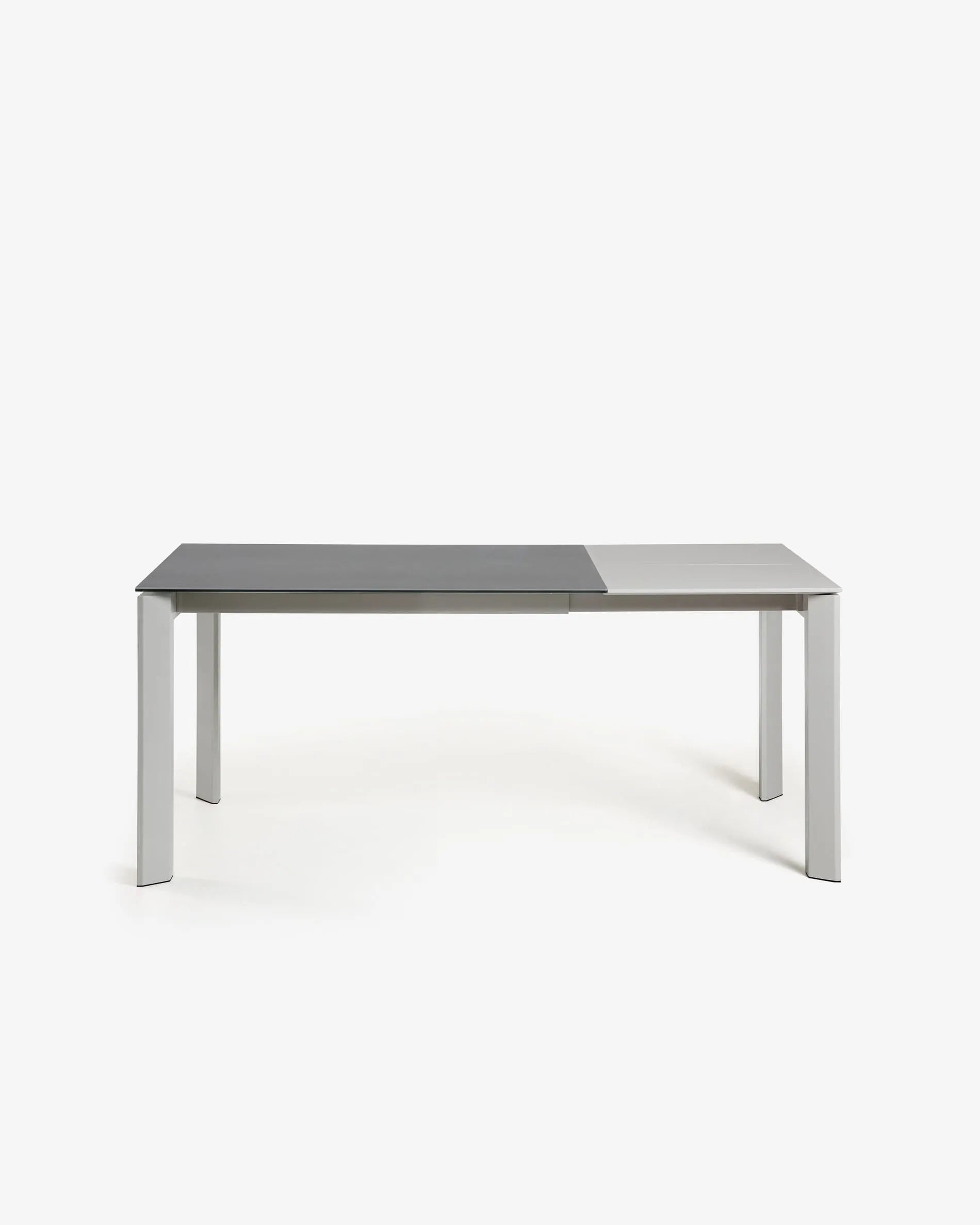 Eleganter Ausziehtisch mit robuster Feinsteinzeugplatte und grauen Beinen, ideal für stilvolle Dinnerpartys.