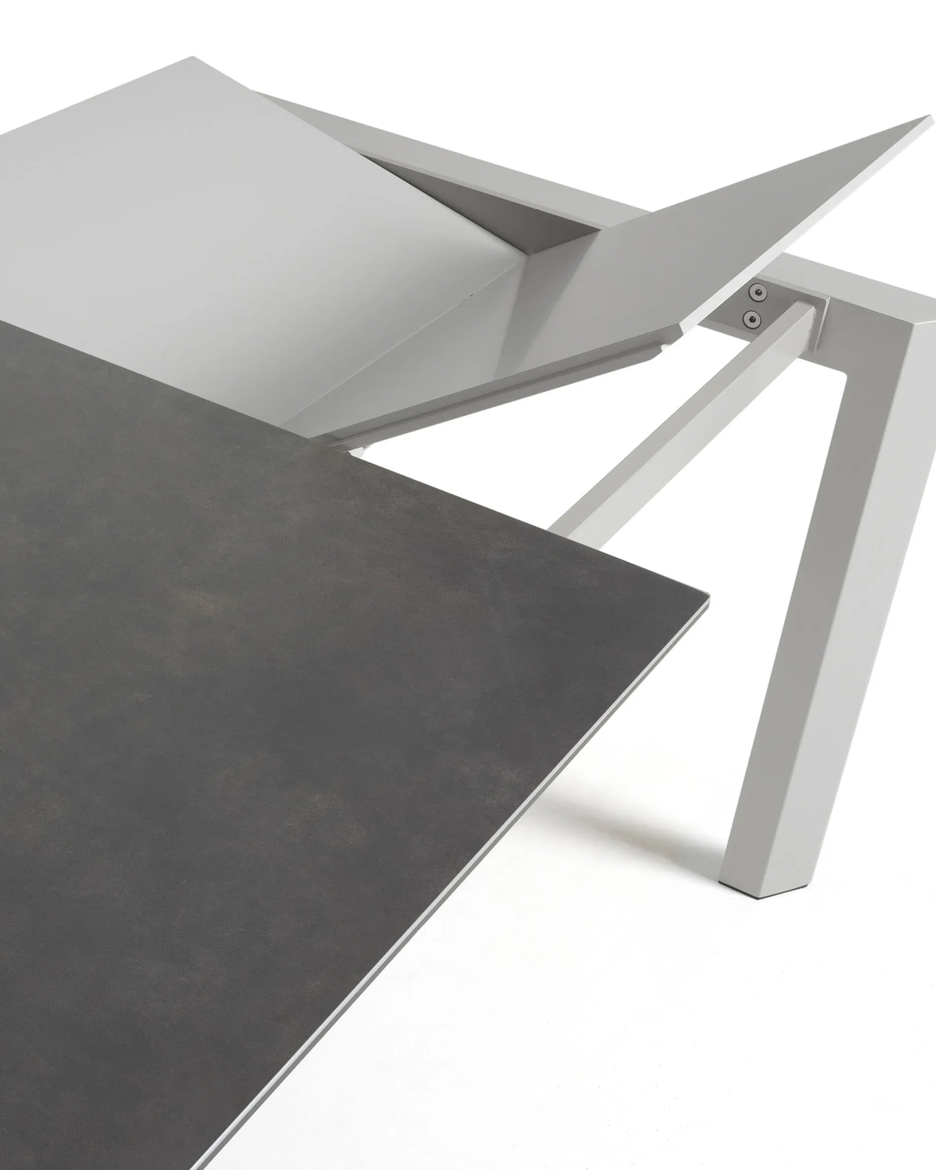 Eleganter Ausziehtisch mit robuster Feinsteinzeugplatte und grauen Beinen, ideal für stilvolle Dinnerpartys.