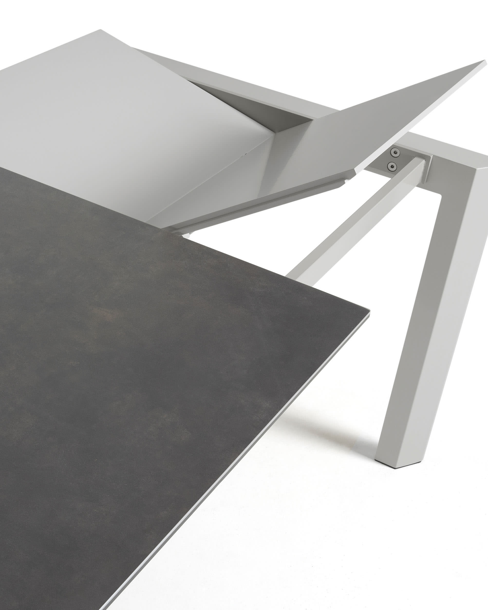Moderner Ausziehtisch mit grauen Beinen und Feinsteinzeugplatte in Vulcano Roca Design, erweiterbar von 120 auf 180 cm.