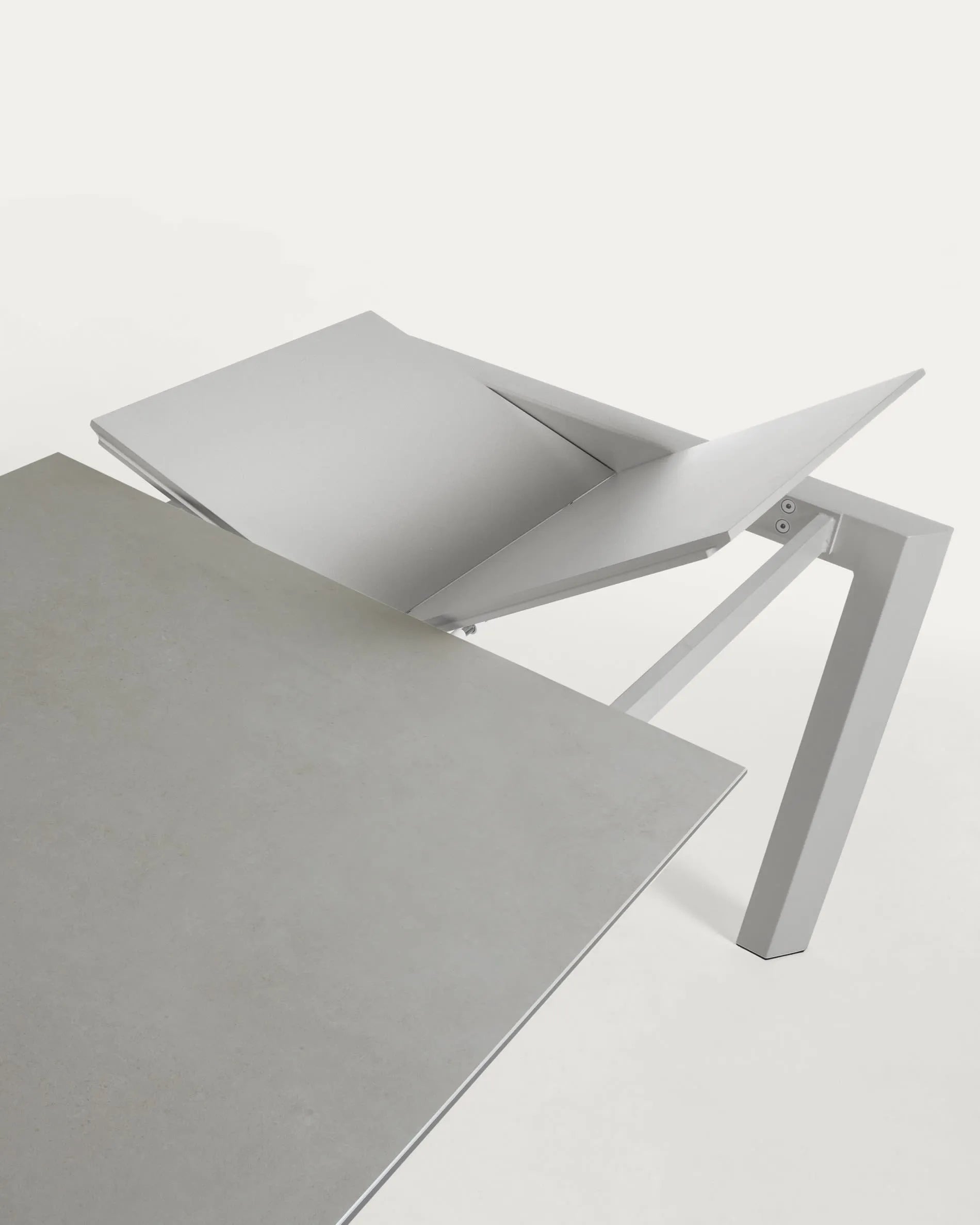 Moderner Ausziehtisch mit grauem Feinsteinzeug und Stahlbeinen, erweiterbar von 140 auf 200 cm, ideal für stilvolle Anlässe.