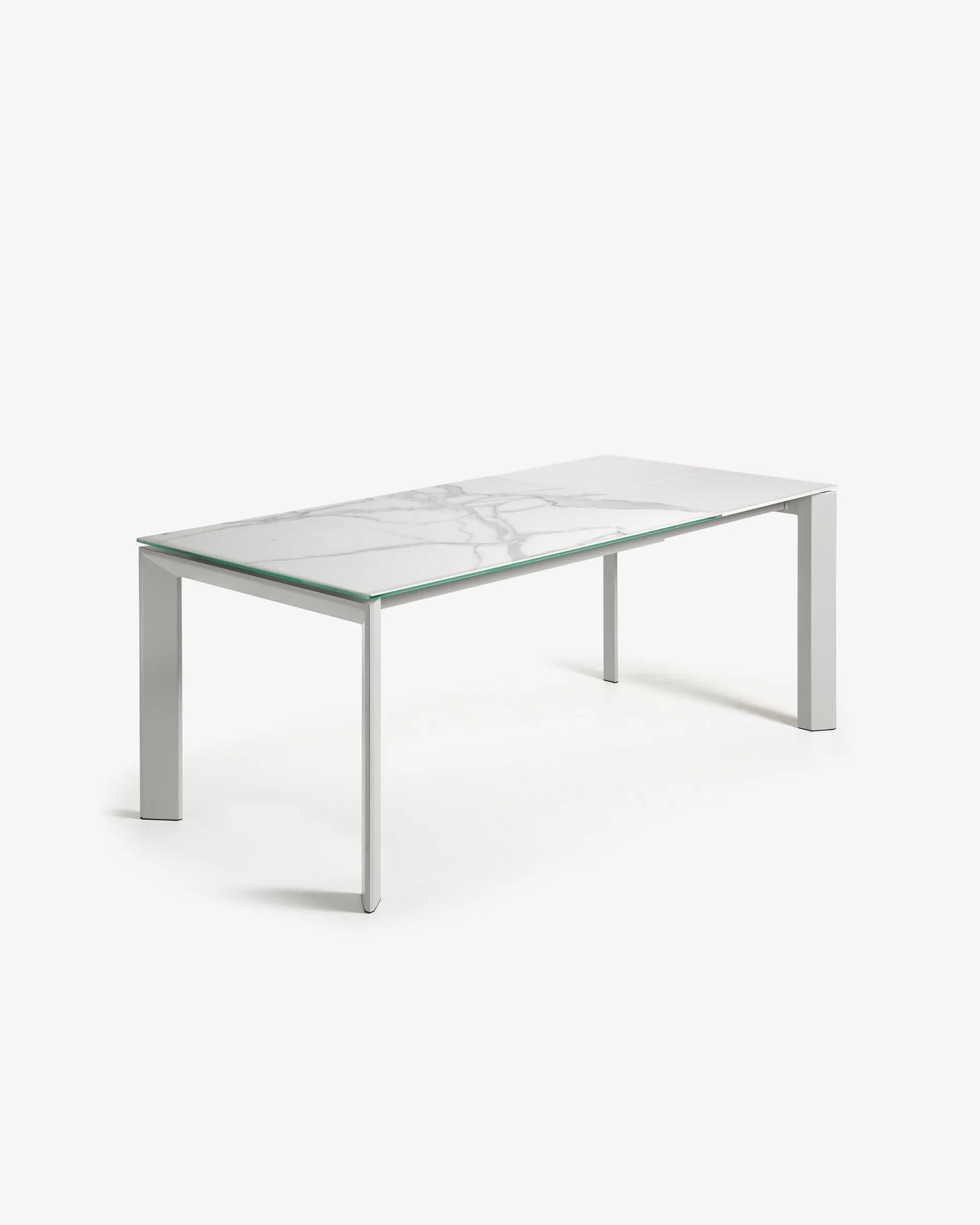 Der Axis Ausziehtisch von Kave Home besticht durch seine elegante Feinsteinzeug-Oberfläche und graue Beine. Er ist robust, pflegeleicht und lässt sich von 140 cm auf 200 cm erweitern, ideal für jede Gelegenheit.