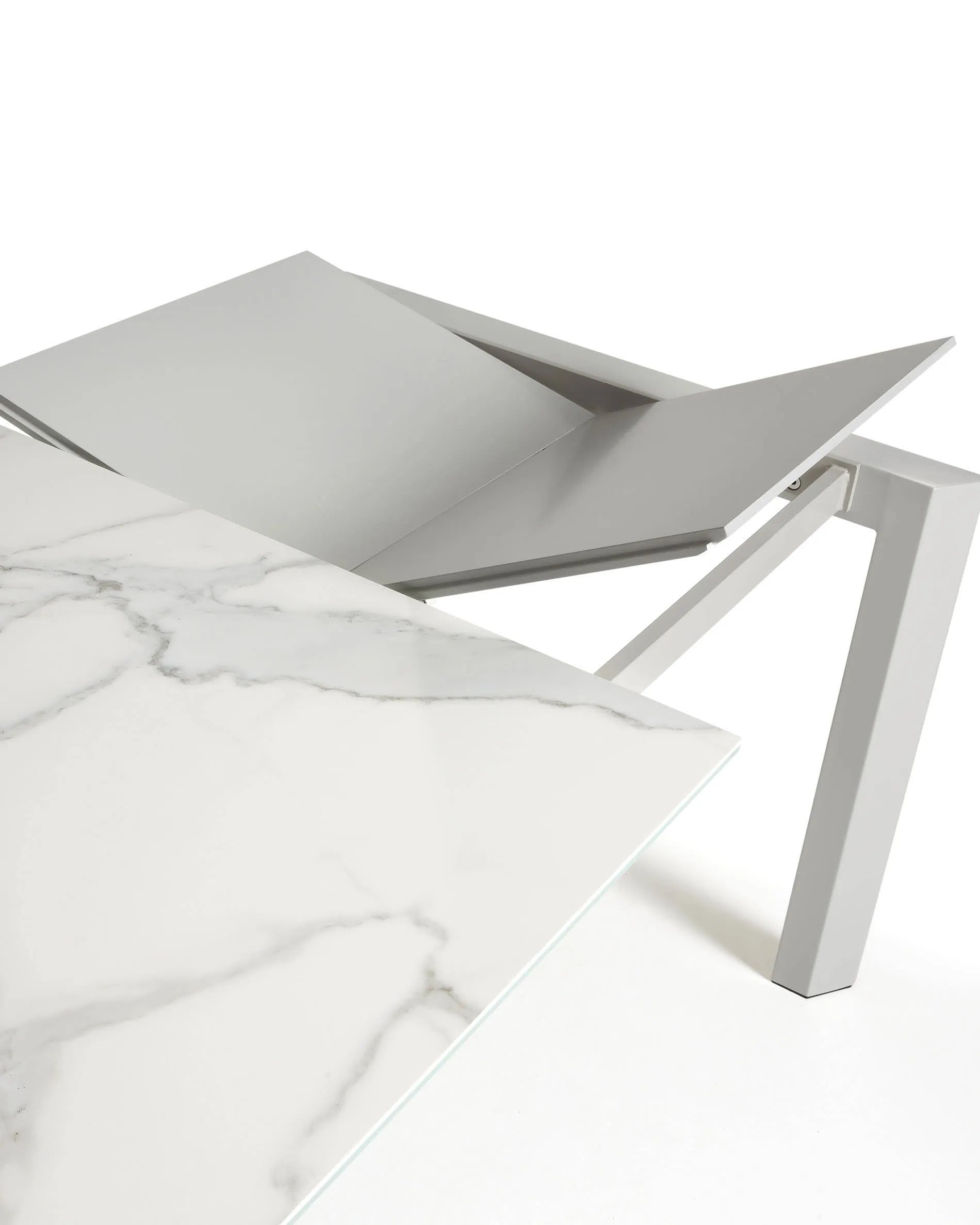 Der Axis Ausziehtisch von Kave Home besticht durch seine elegante Feinsteinzeug-Oberfläche und graue Beine. Er ist robust, pflegeleicht und lässt sich von 140 cm auf 200 cm erweitern, ideal für jede Gelegenheit.