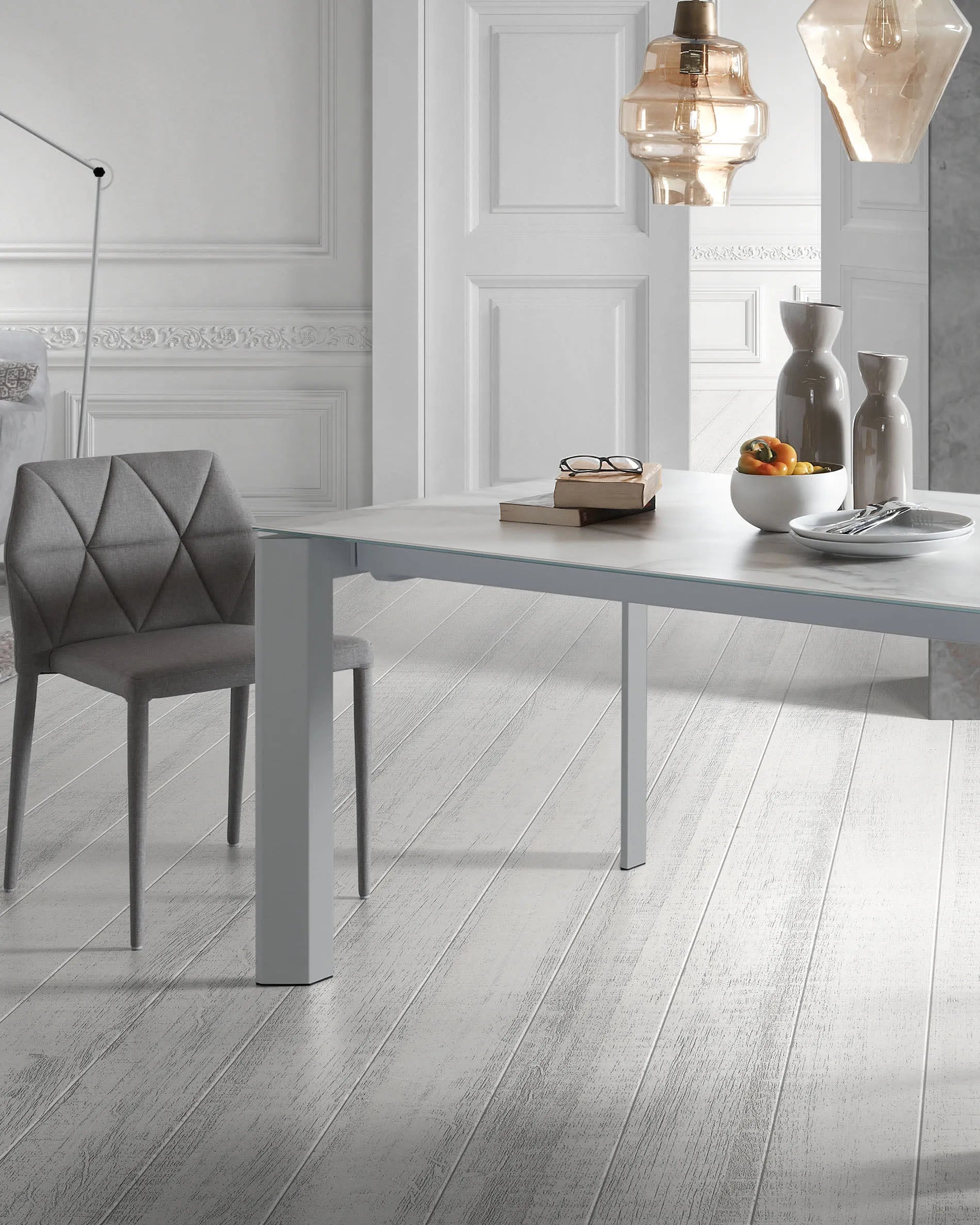 Der Axis Ausziehtisch von Kave Home besticht durch seine elegante Feinsteinzeug-Oberfläche und graue Beine. Er ist robust, pflegeleicht und lässt sich von 140 cm auf 200 cm erweitern, ideal für jede Gelegenheit.
