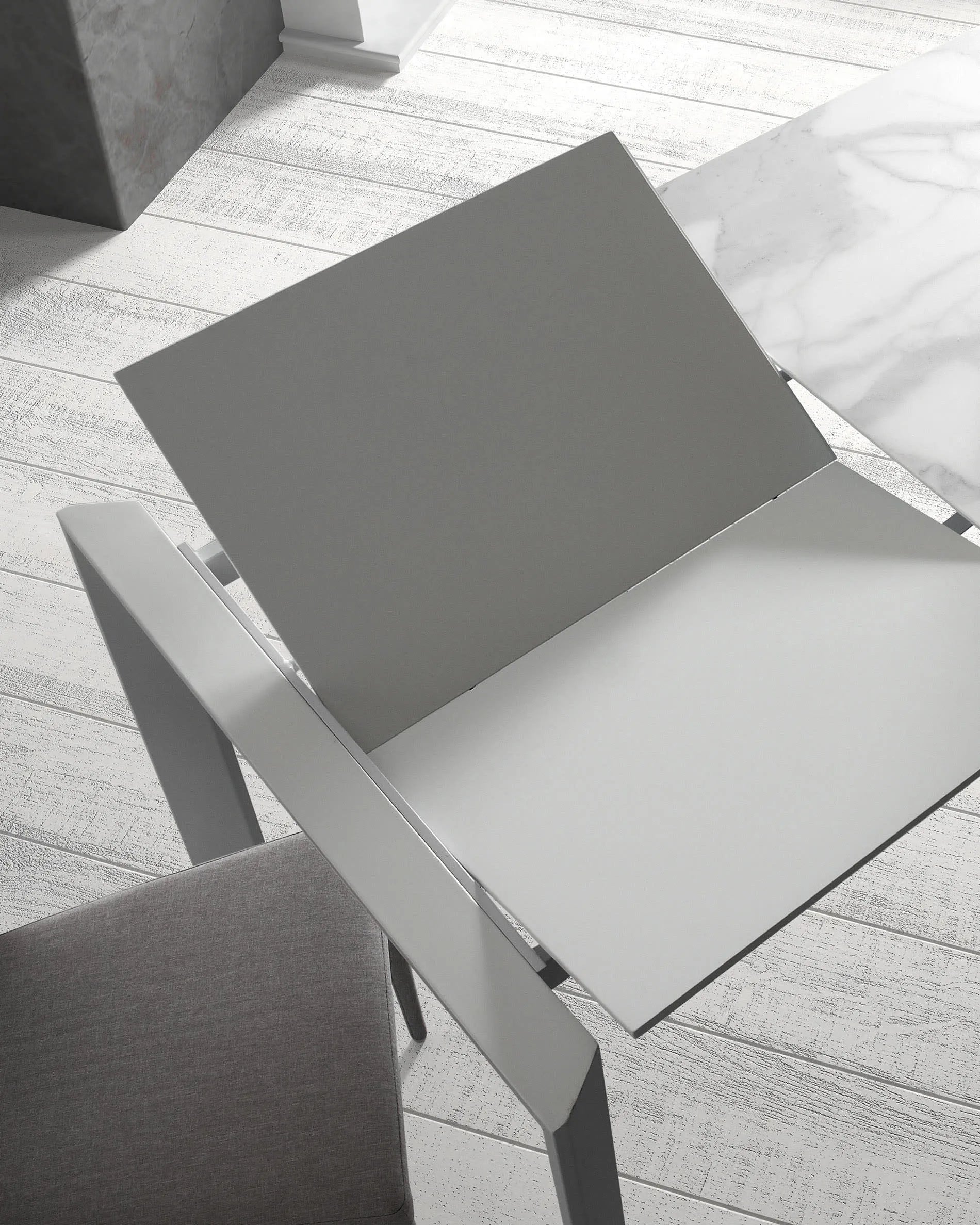 Der Axis Ausziehtisch von Kave Home besticht durch seine elegante Feinsteinzeug-Oberfläche und graue Beine. Er ist robust, pflegeleicht und lässt sich von 140 cm auf 200 cm erweitern, ideal für jede Gelegenheit.