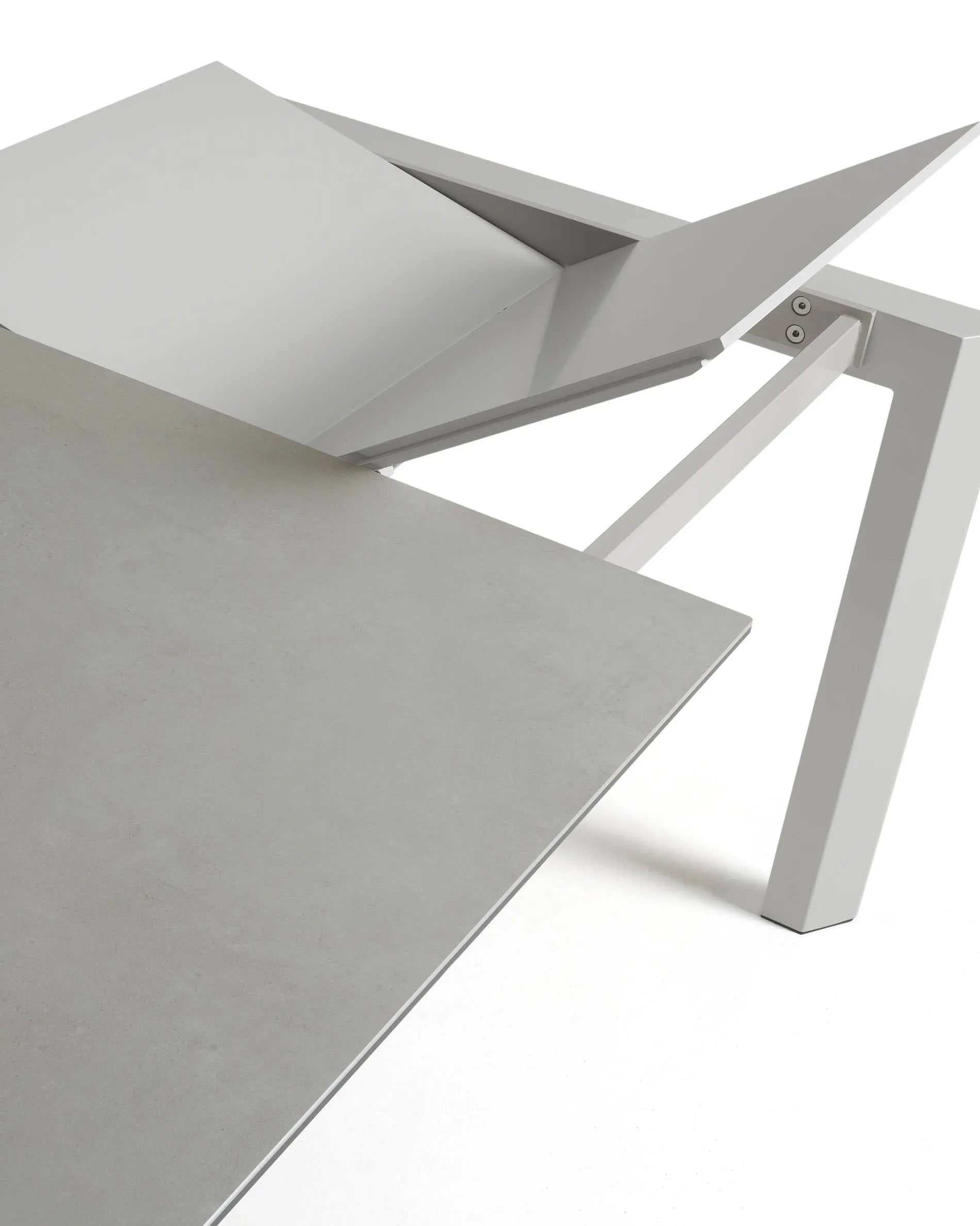 Moderner Ausziehtisch mit robuster Feinsteinzeugplatte, grauen Beinen und flexibler Größe von 160 bis 220 cm.