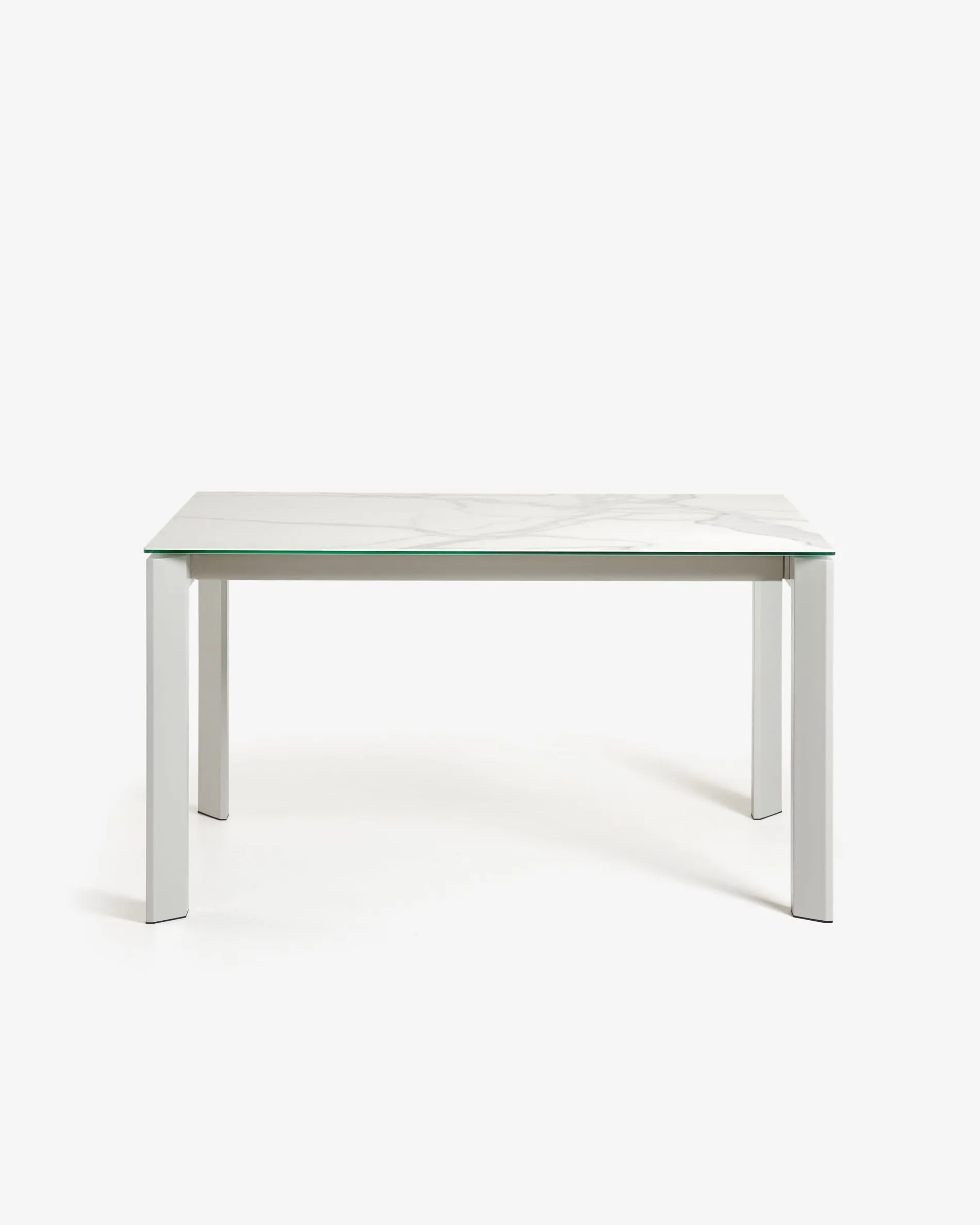 Moderner Ausziehtisch mit robuster Feinsteinzeugplatte in Kalos Blanco, graue Beine, erweiterbar von 160 auf 220 cm.