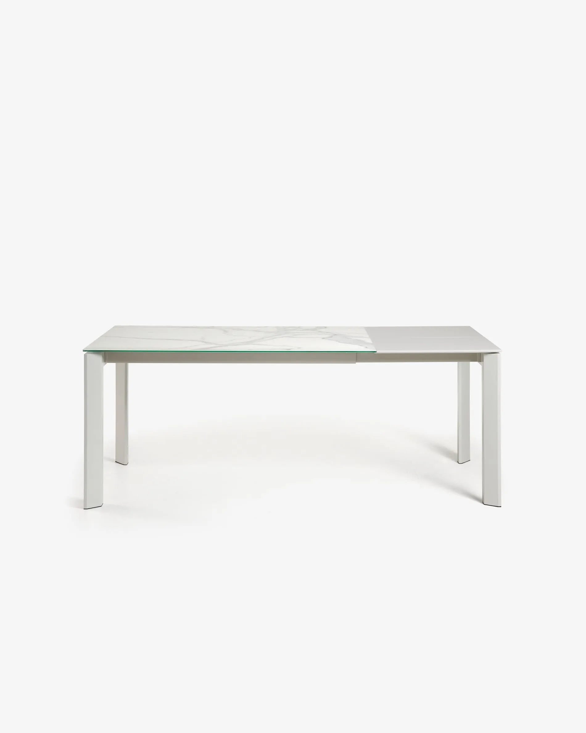 Moderner Ausziehtisch mit robuster Feinsteinzeugplatte in Kalos Blanco, graue Beine, erweiterbar von 160 auf 220 cm.