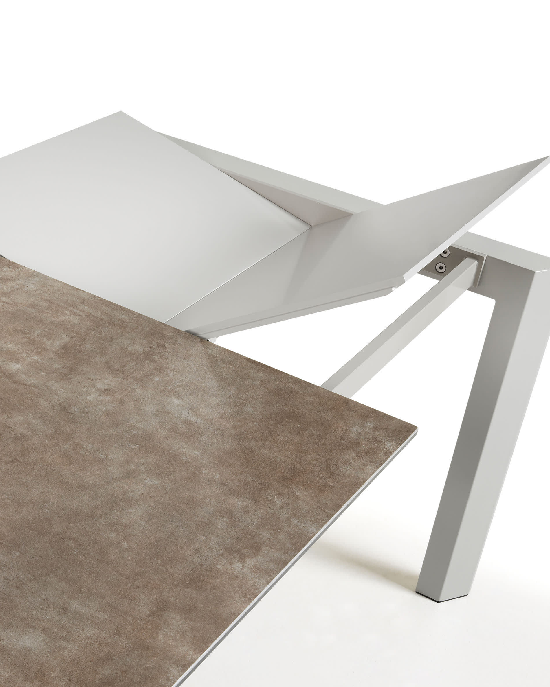 Moderner Axis Ausziehtisch mit Vulcano Ceniza Feinsteinzeugplatte und grauen Stahlbeinen, 160-220 cm, von Kave Home.