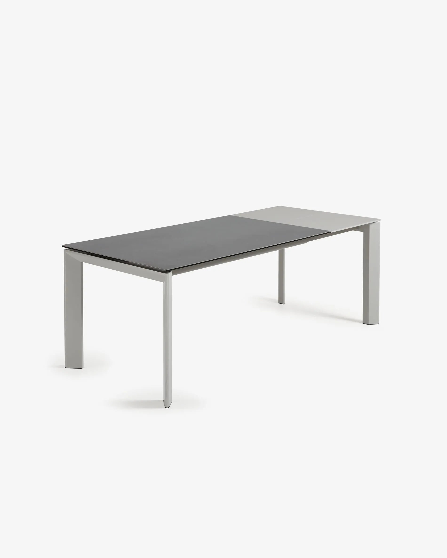 Moderner Ausziehtisch mit robuster Feinsteinzeugplatte, grauen Beinen und flexibler Länge von 160 bis 220 cm.