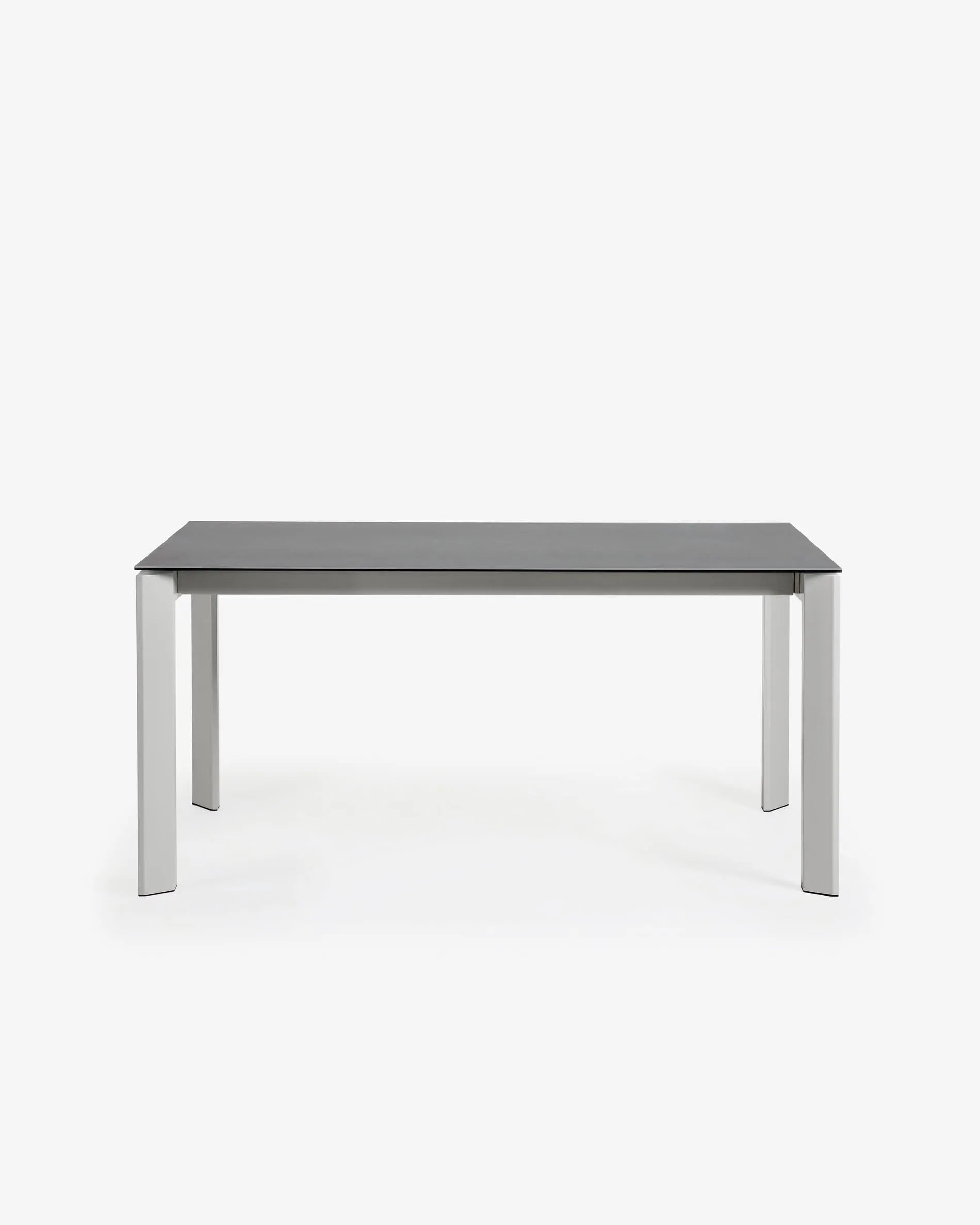 Moderner Ausziehtisch mit robuster Feinsteinzeugplatte, grauen Beinen und flexibler Länge von 160 bis 220 cm.