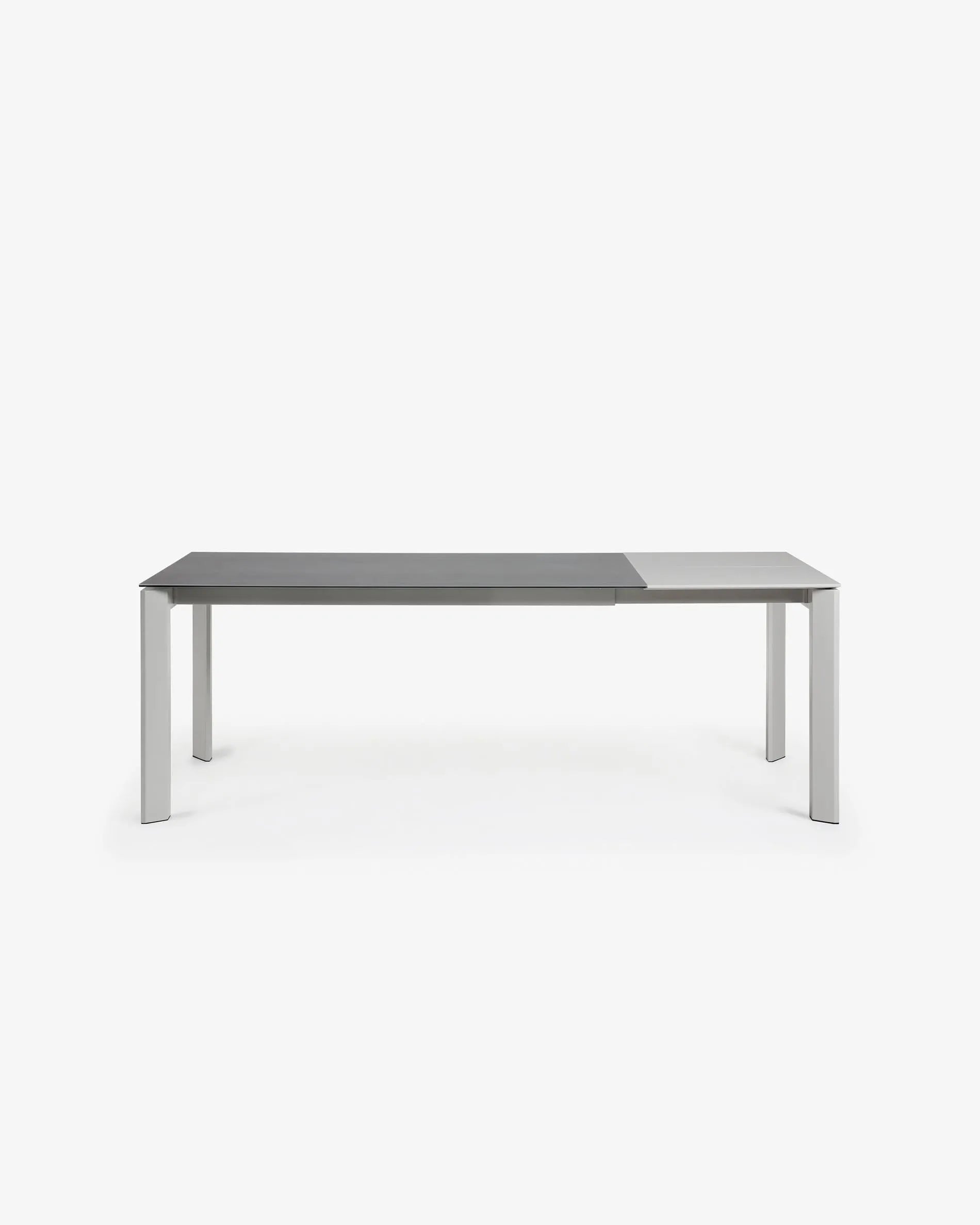 Moderner Ausziehtisch mit robuster Feinsteinzeugplatte, grauen Beinen und flexibler Länge von 160 bis 220 cm.
