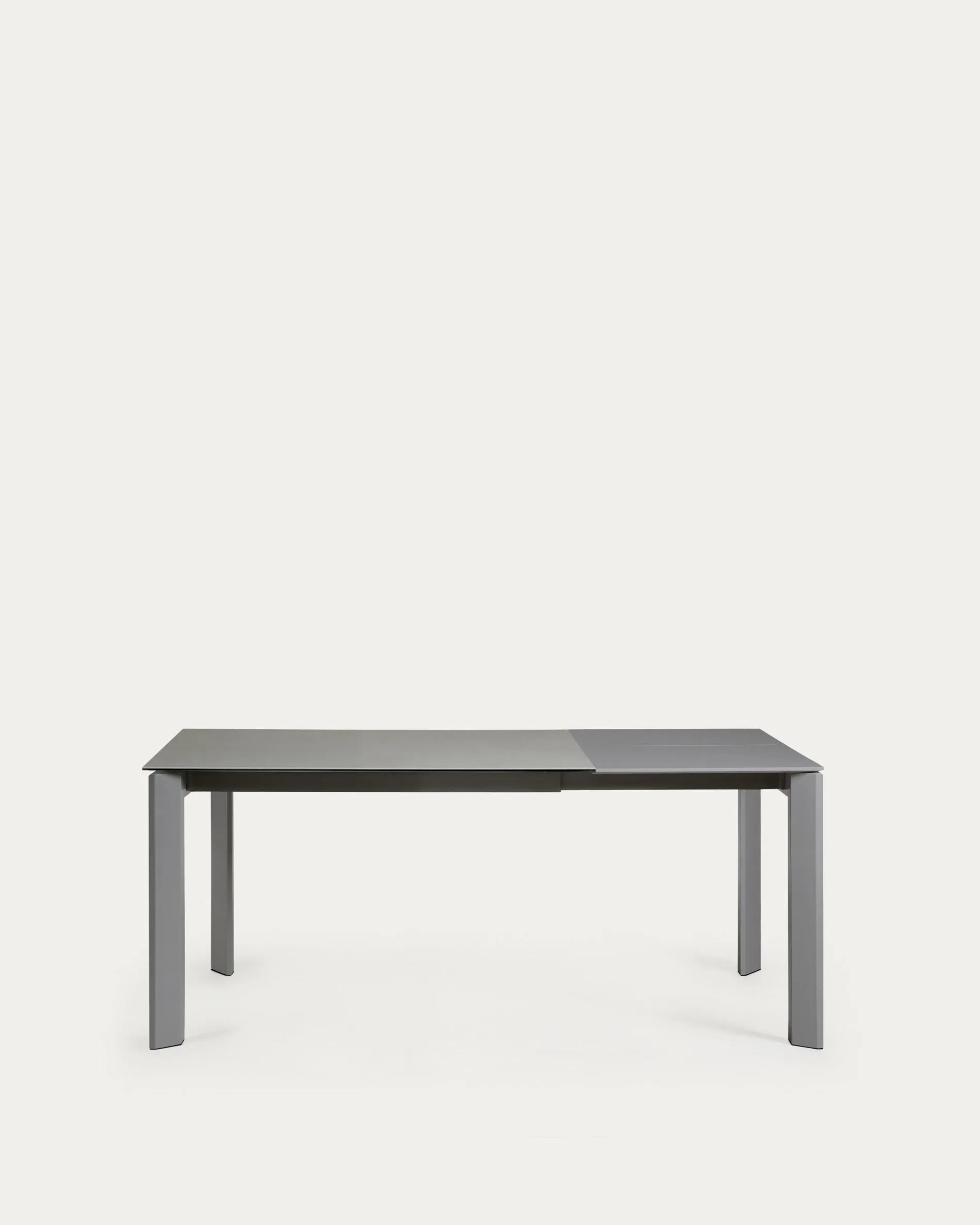 Eleganter Ausziehtisch mit Feinsteinzeug-Oberfläche und Stahlbeinen, erweiterbar von 120 auf 180 cm.