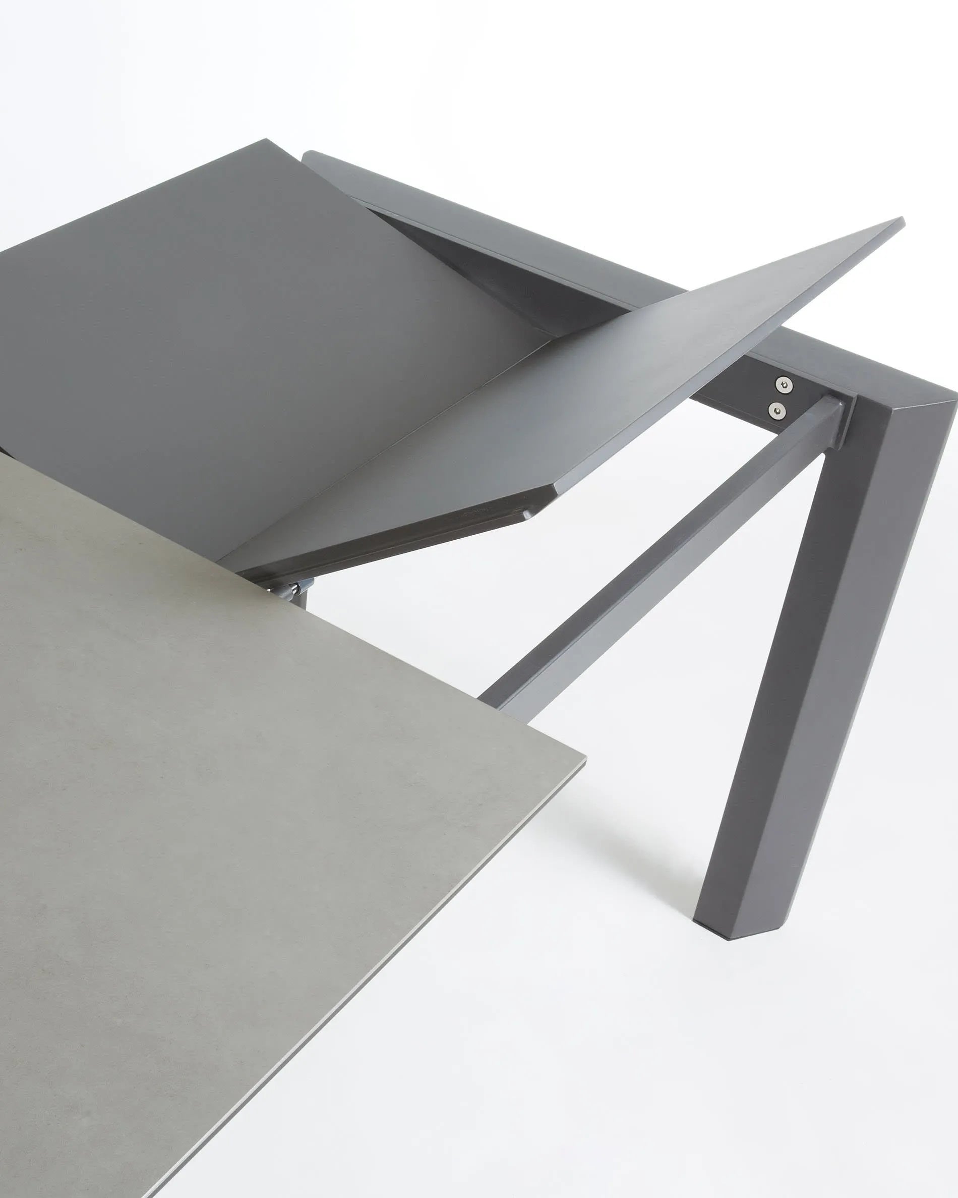 Eleganter Ausziehtisch mit Feinsteinzeug-Oberfläche und Stahlbeinen, erweiterbar von 120 auf 180 cm.