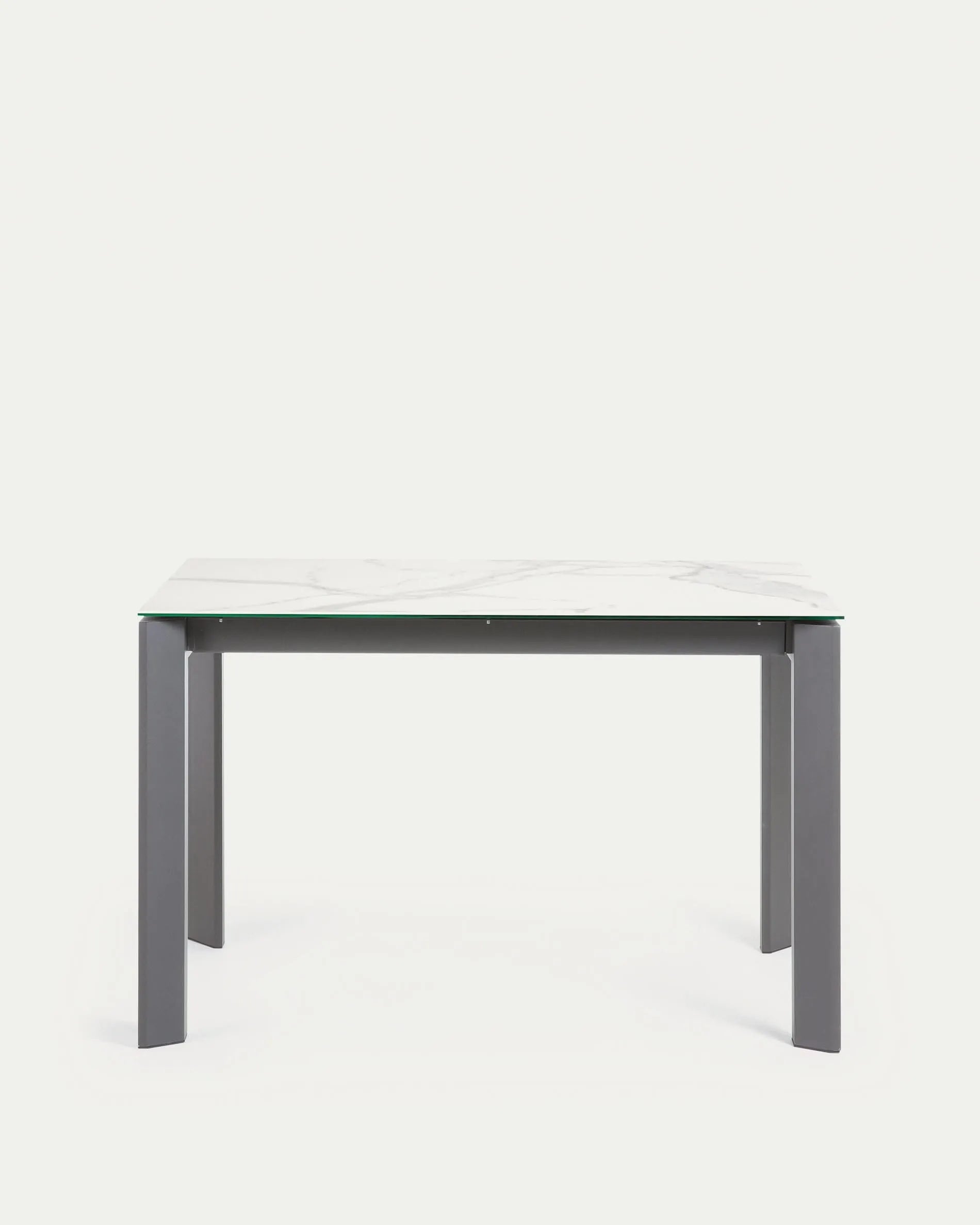 Eleganter Ausziehtisch mit Kalos Weißer Feinsteinzeugplatte und dunkelgrauen Beinen, erweiterbar von 120 auf 180 cm.
