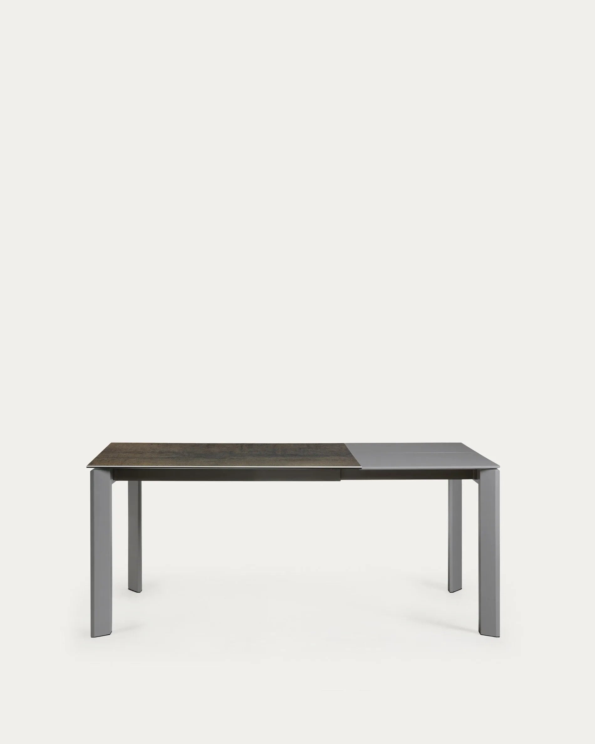 Der Axis Ausziehtisch von Kave Home besticht durch seine Feinsteinzeugplatte im Iron Moss Finish und anthrazitfarbene Stahlbeine. Flexibel ausziehbar von 120 auf 180 cm, vereint er Stil und Funktionalität für jeden Anlass.