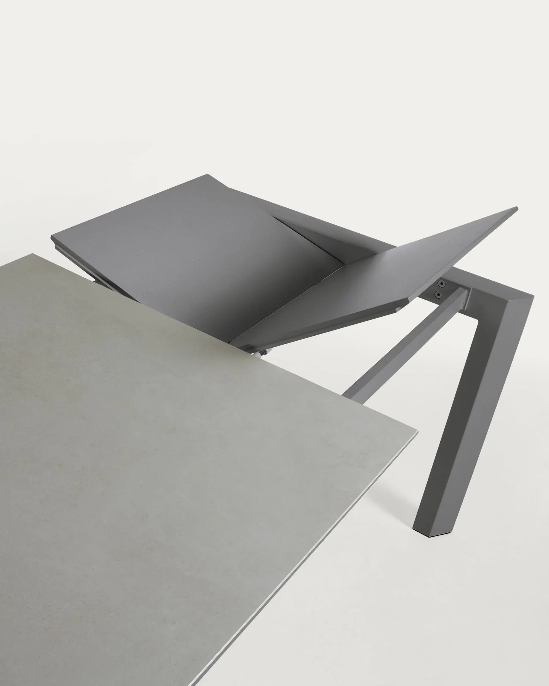 Der Axis Ausziehtisch von Kave Home kombiniert elegantes Feinsteinzeug mit robusten Stahlbeinen in Anthrazit, ideal für moderne Esszimmer.