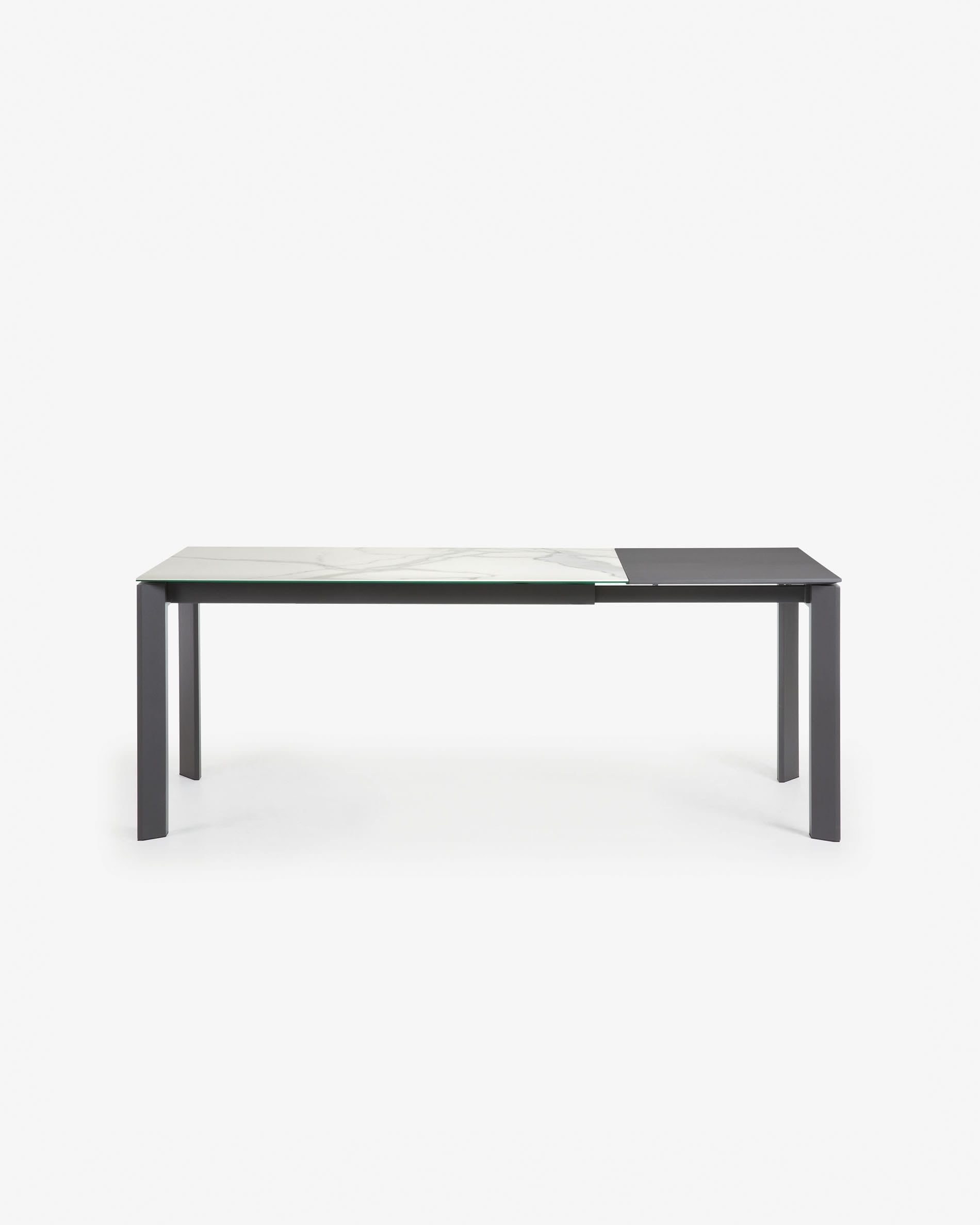 Eleganter Axis Ausziehtisch mit Kalos-Weißer Keramikplatte und dunkelgrauen Beinen, 140-180 cm, von Kave Home.
