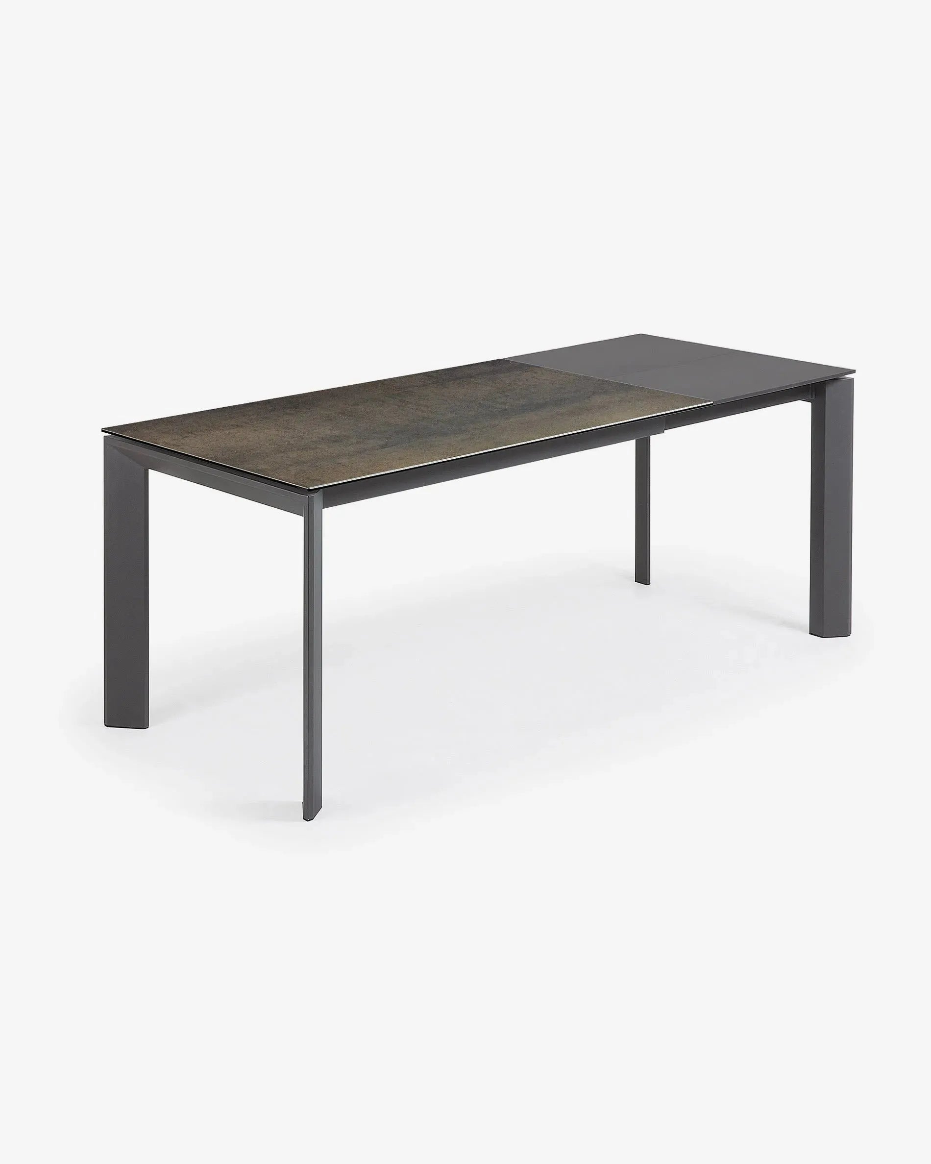 Moderner Axis Ausziehtisch mit langlebiger Feinsteinzeugplatte, Iron Moss Finish und dunkelgrauen Stahlbeinen, 140-200 cm, von Kave Home.