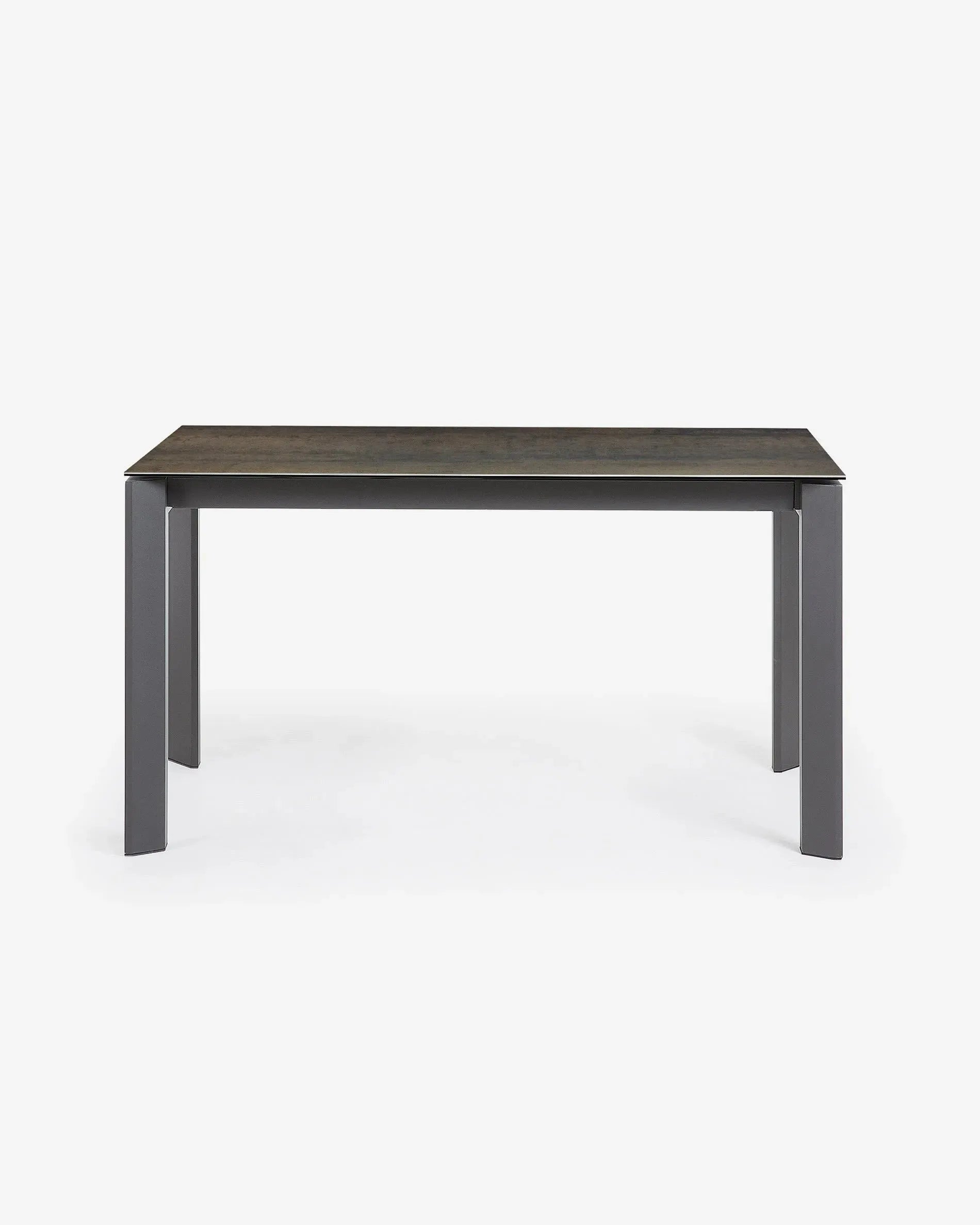 Eleganter Axis Ausziehtisch mit robuster Feinsteinzeugplatte, Iron Moss Finish und dunkelgrauen Stahlbeinen, 140-200 cm, von Kave Home.