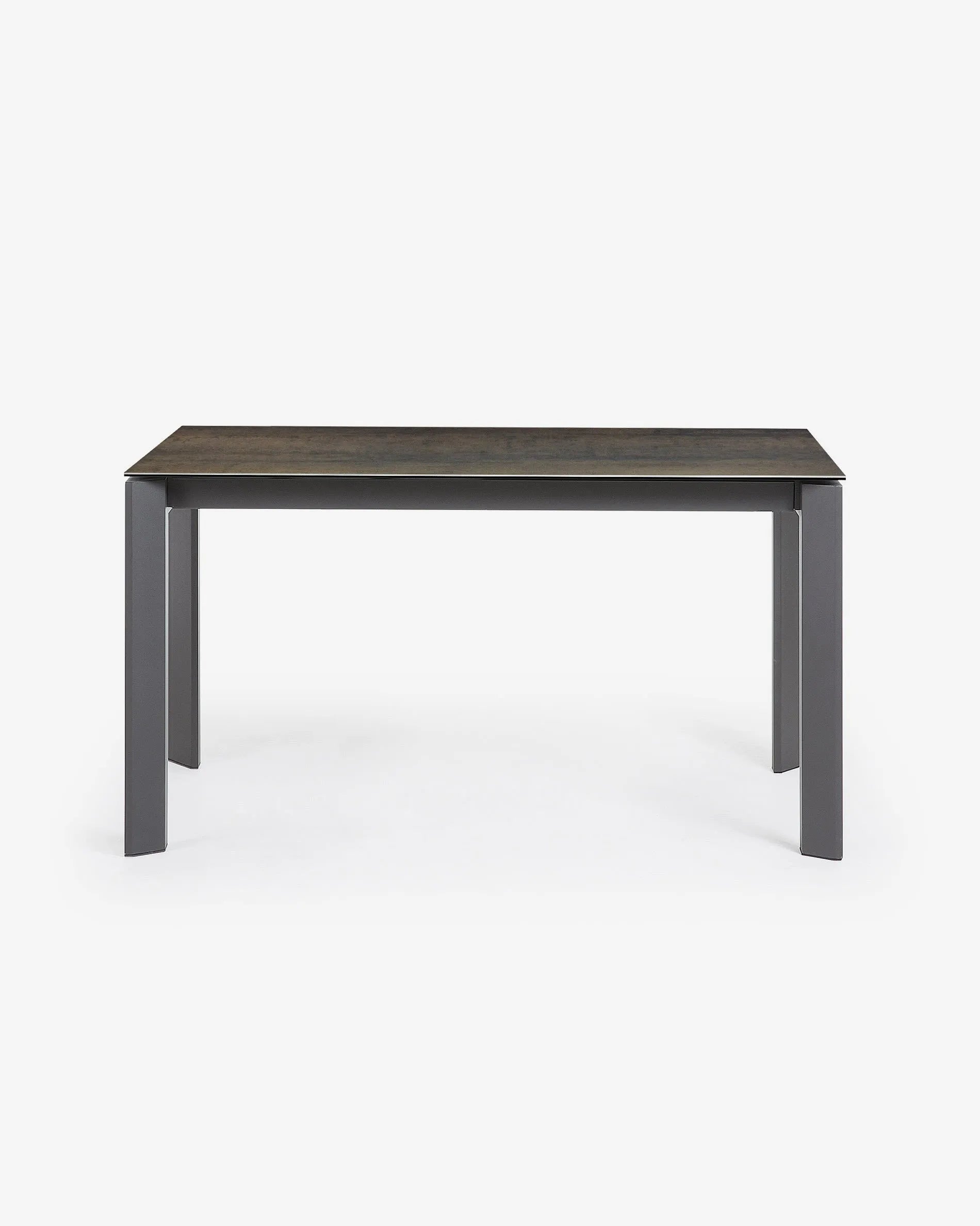 Eleganter Axis Ausziehtisch mit robuster Feinsteinzeugplatte, Iron Moss Finish und dunkelgrauen Stahlbeinen, 140-200 cm, von Kave Home.
