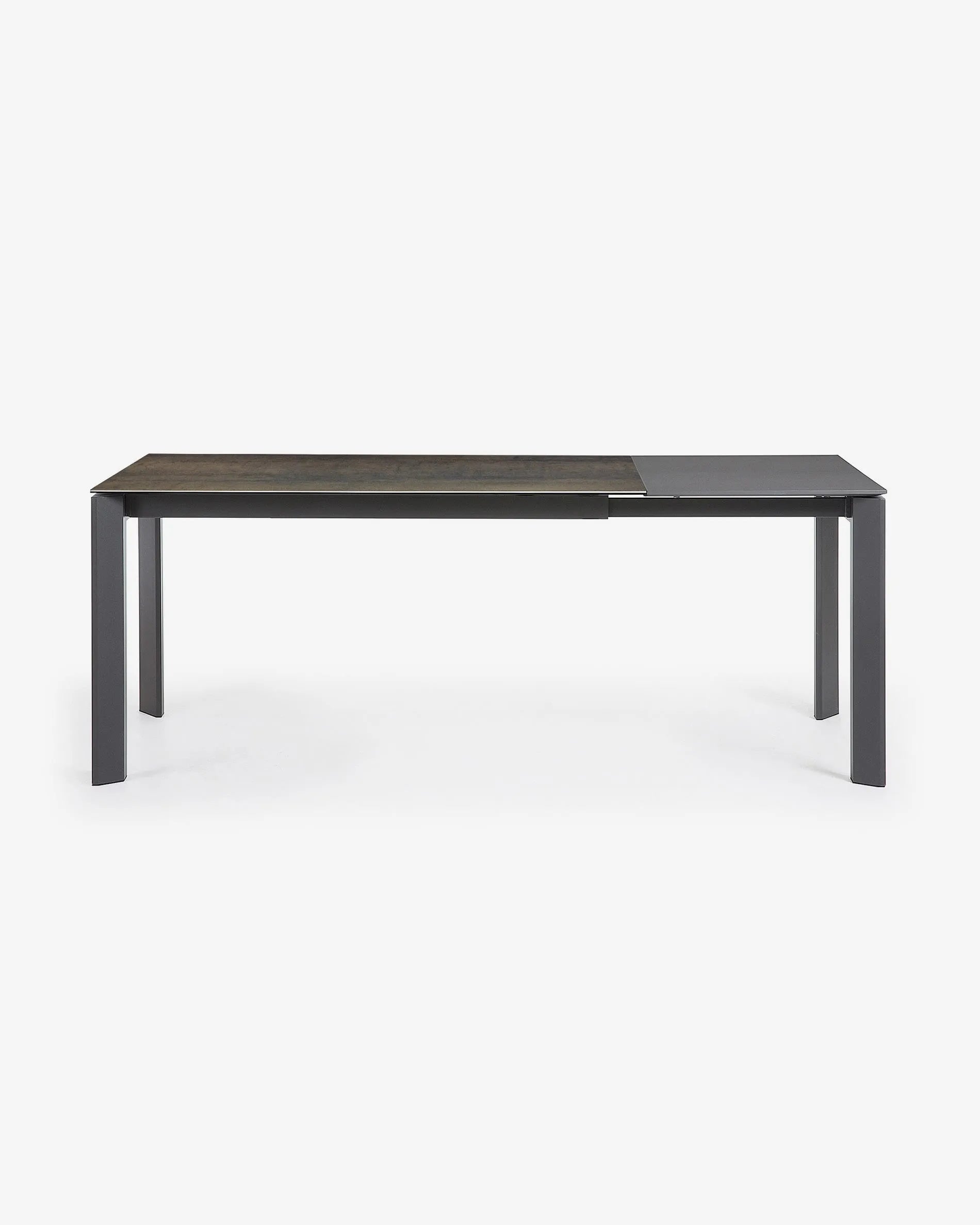 Moderner Axis Ausziehtisch mit langlebiger Feinsteinzeugplatte, Iron Moss Finish und dunkelgrauen Stahlbeinen, 140-200 cm, von Kave Home.
