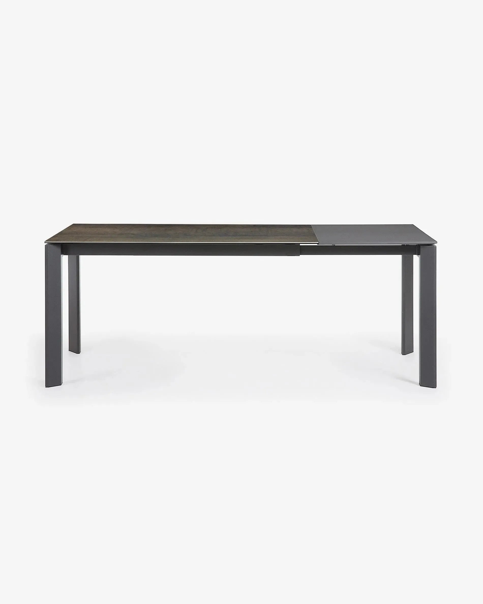 Moderner Axis Ausziehtisch mit langlebiger Feinsteinzeugplatte, Iron Moss Finish und dunkelgrauen Stahlbeinen, 140-200 cm, von Kave Home.