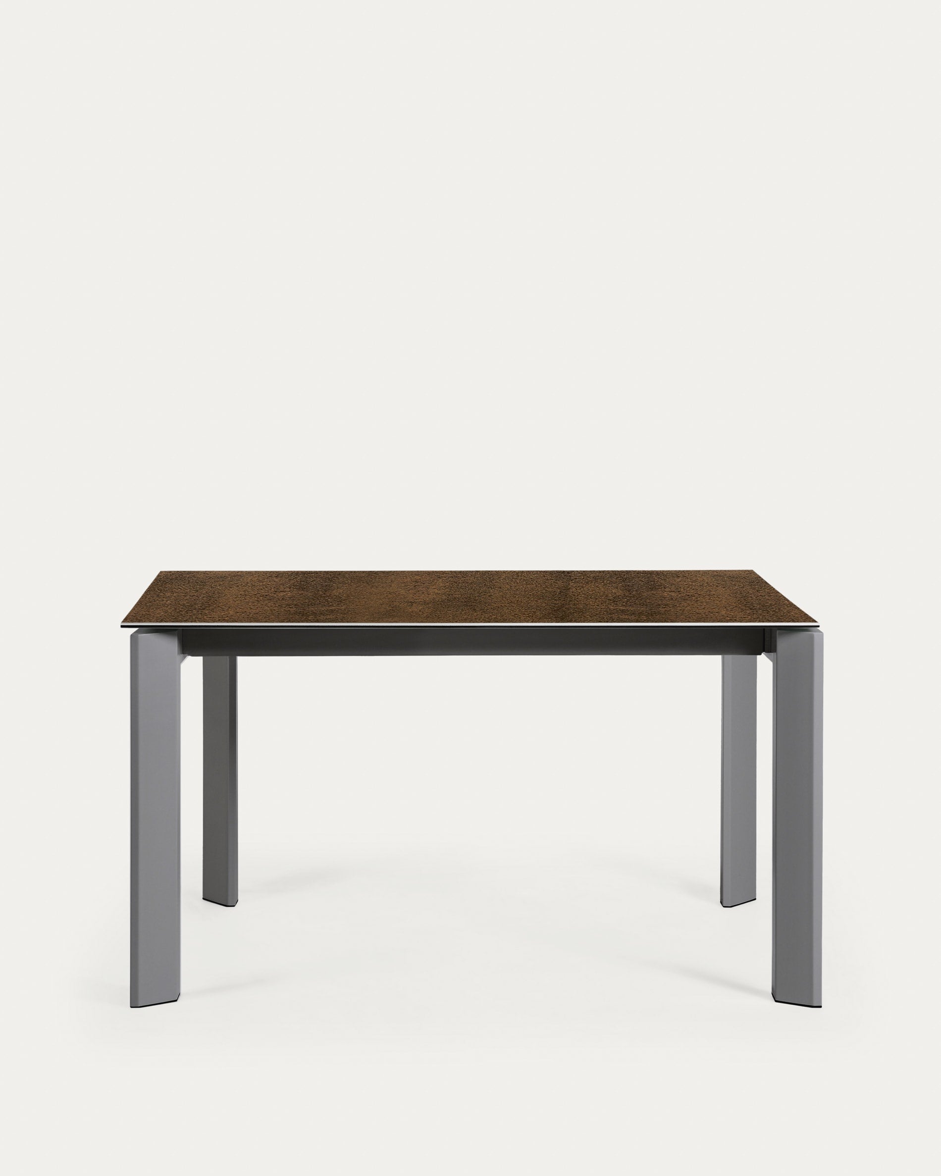 Moderner Axis Ausziehtisch mit Feinsteinzeugplatte in Iron Corten Optik und dunkelgrauen Beinen, 140-200 cm, von Kave Home.