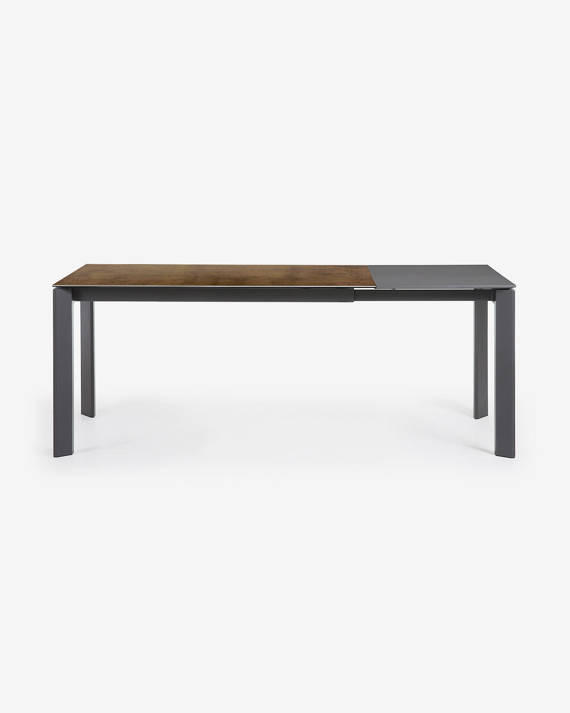 Eleganter Axis Ausziehtisch mit Iron Corten Feinsteinzeugplatte und dunkelgrauen Beinen, 140-200 cm, von Kave Home.