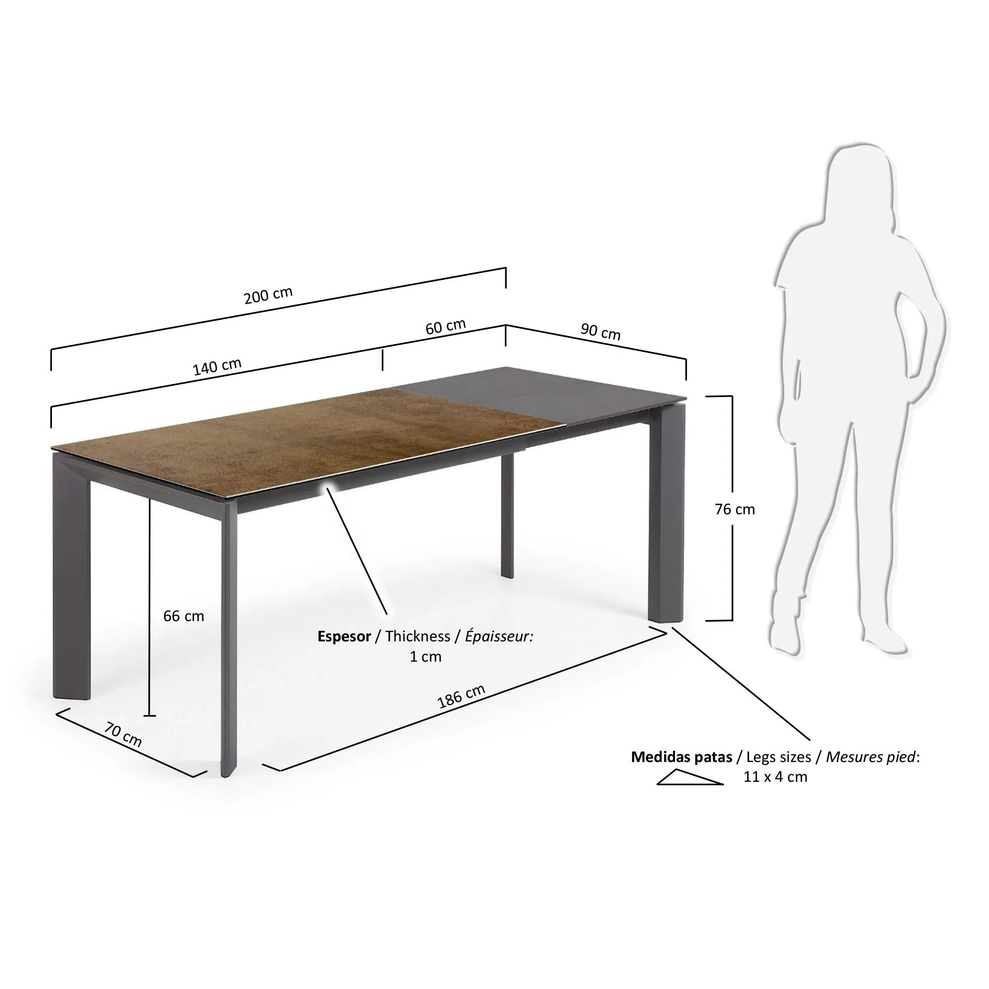 Moderner Ausziehtisch mit robuster Feinsteinzeugplatte im Iron Corten Finish und eleganten, dunkelgrauen Metallbeinen.